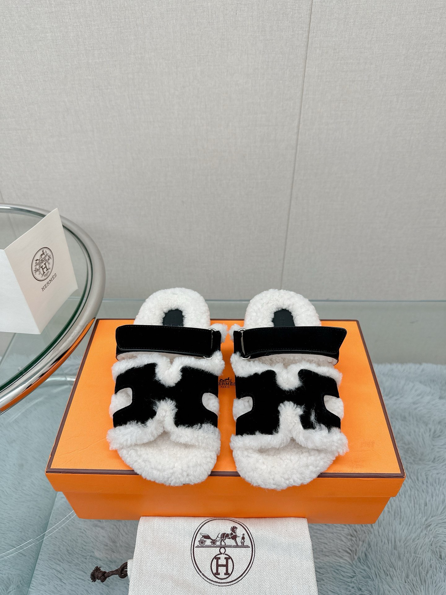 Bagsaaa H**me5 Shearling Sandals Black & White
