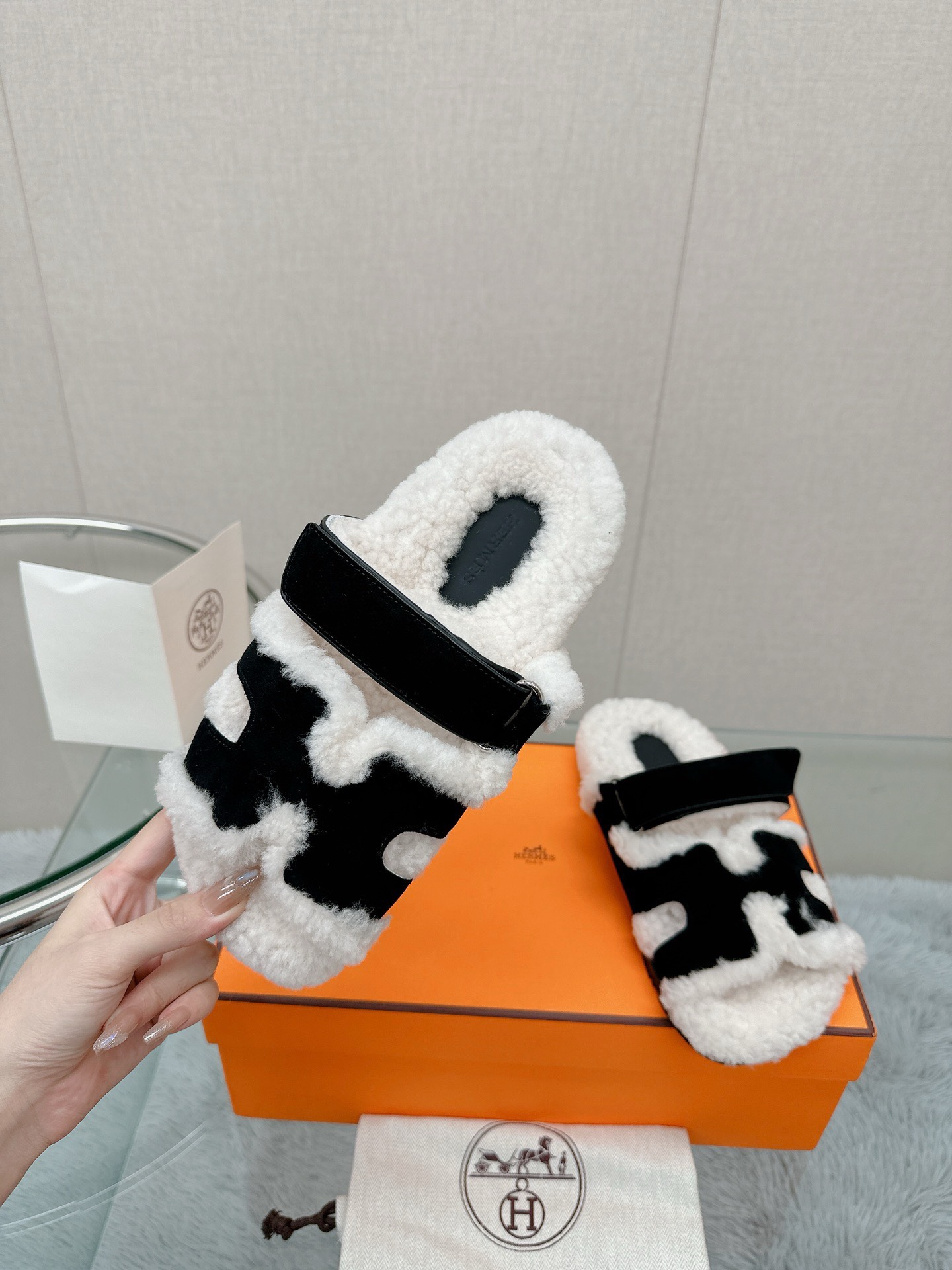 Bagsaaa H**me5 Shearling Sandals Black & White