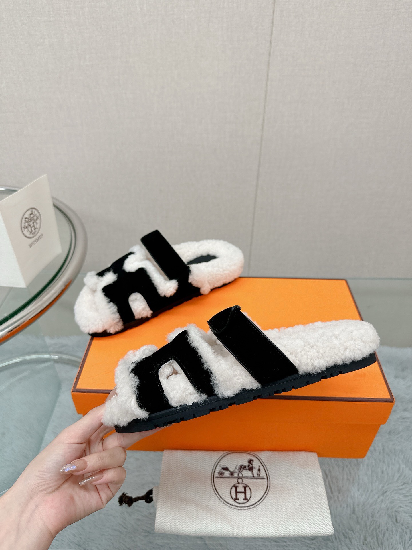 Bagsaaa H**me5 Shearling Sandals Black & White