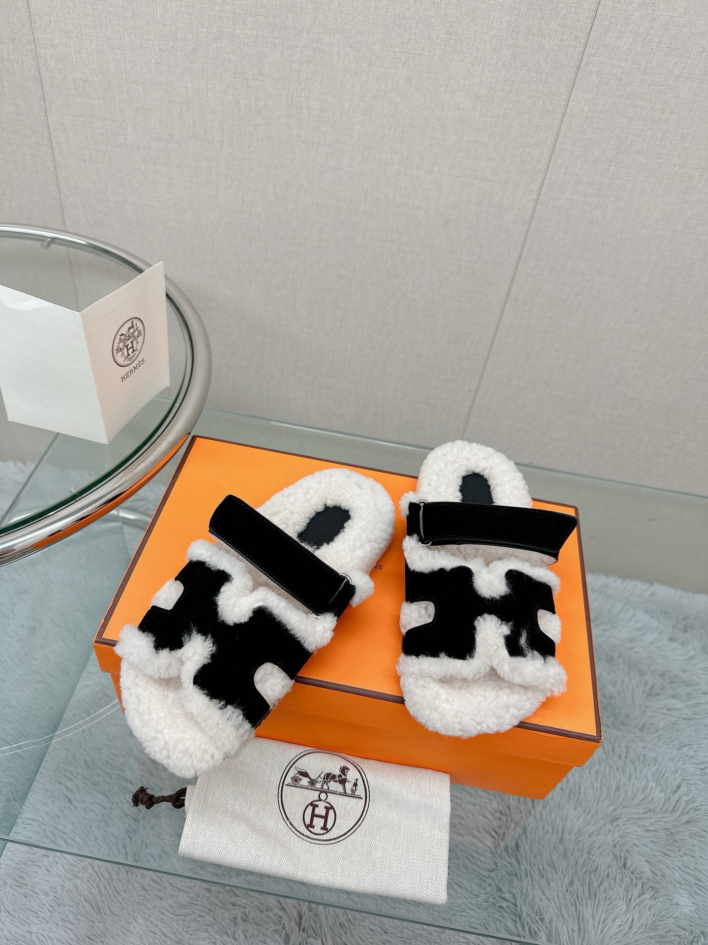 Bagsaaa H**me5 Shearling Sandals Black & White