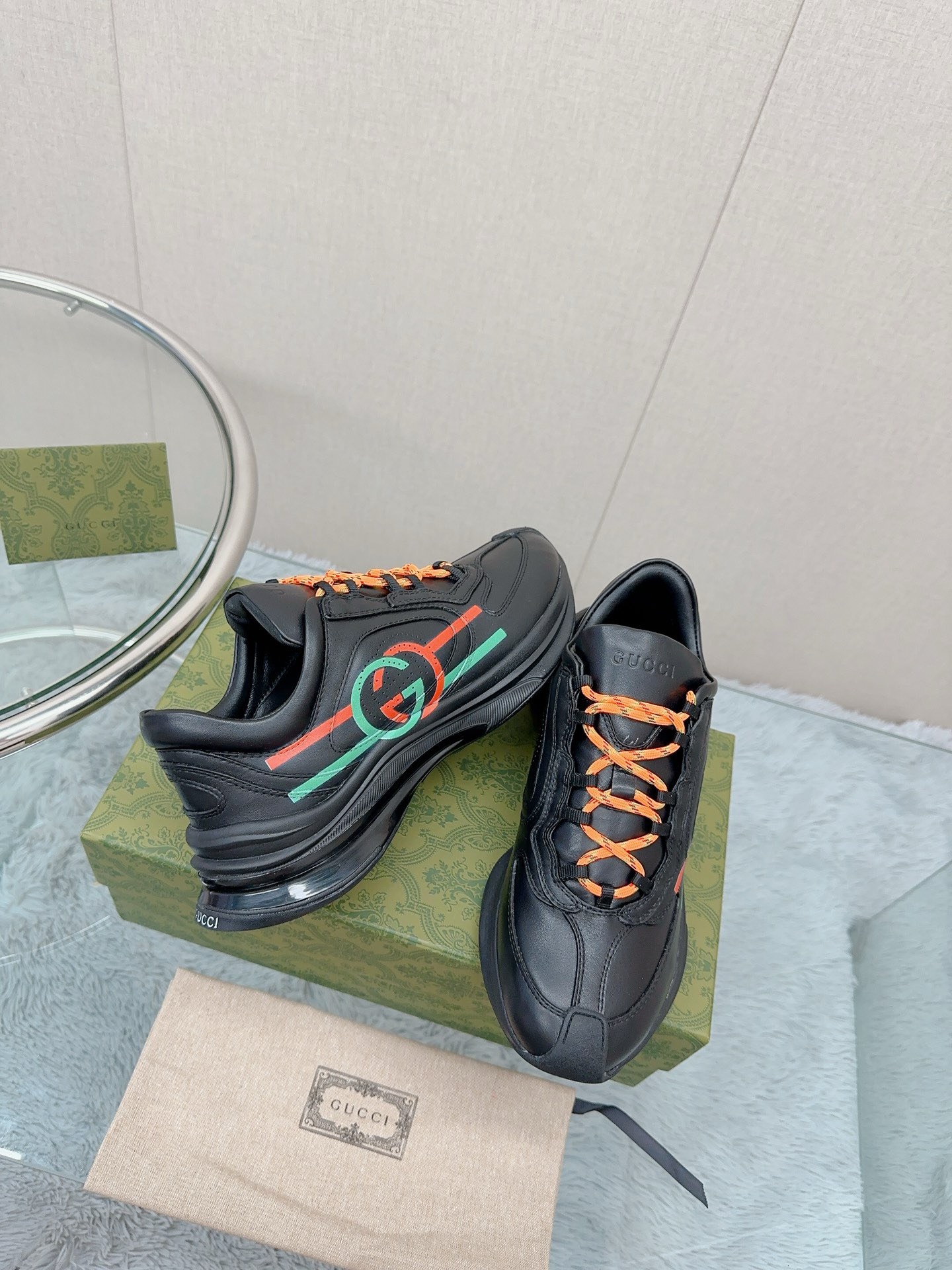 Bagsaaa Gvc*1 Run Gg-logo Leather Trainers In Black