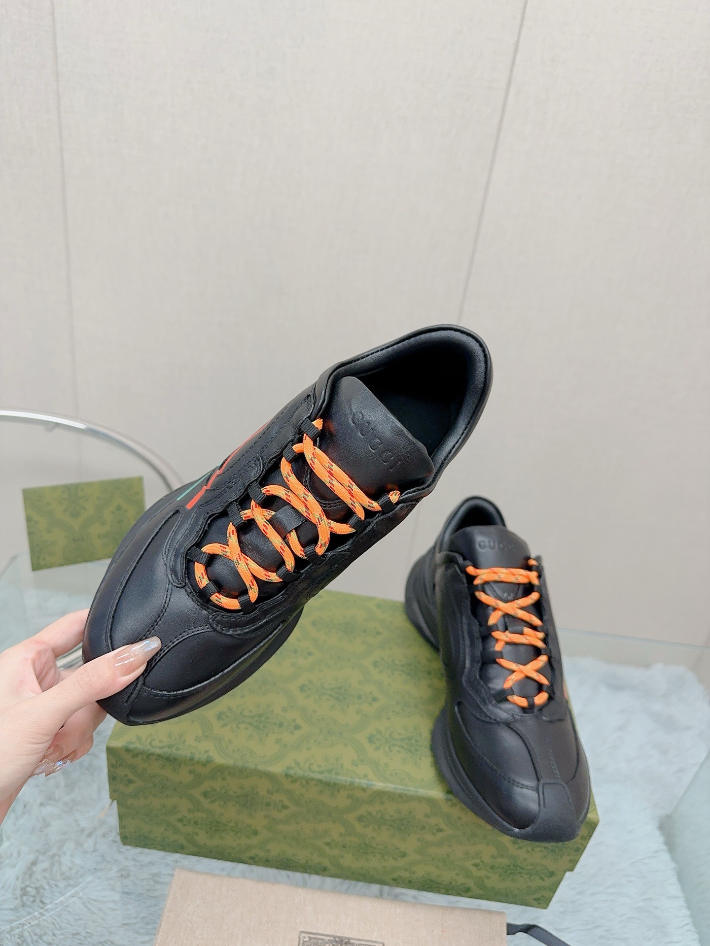 Bagsaaa Gvc*1 Run Gg-logo Leather Trainers In Black