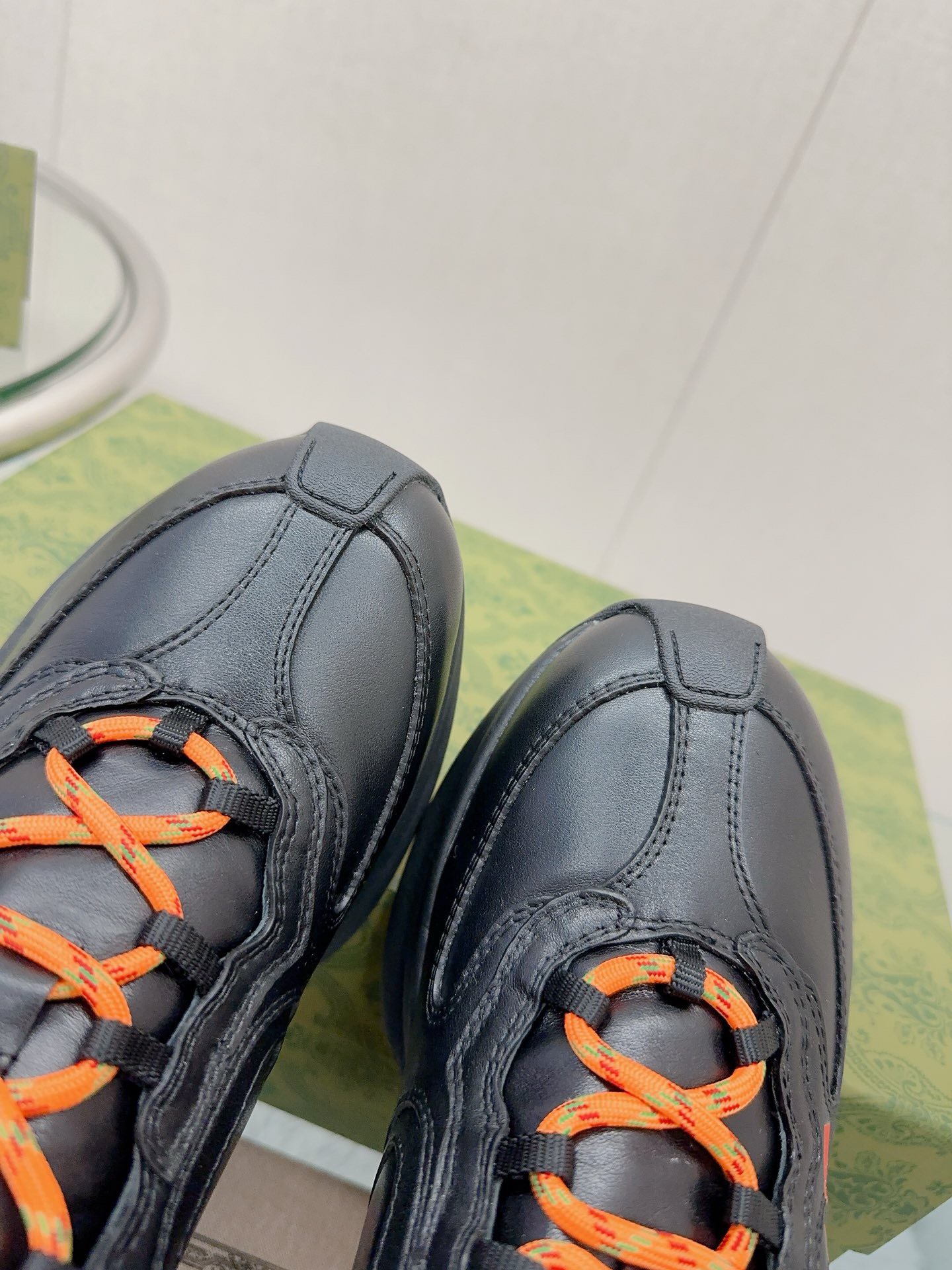 Bagsaaa Gvc*1 Run Gg-logo Leather Trainers In Black