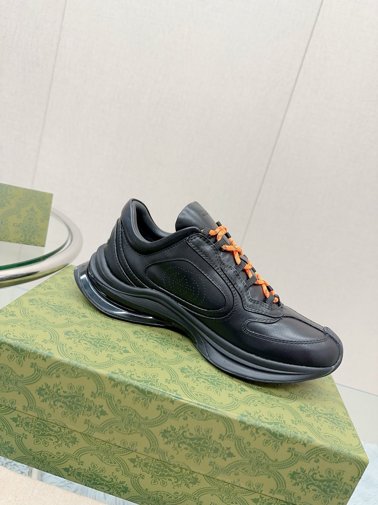 Bagsaaa Gvc*1 Run Gg-logo Leather Trainers In Black