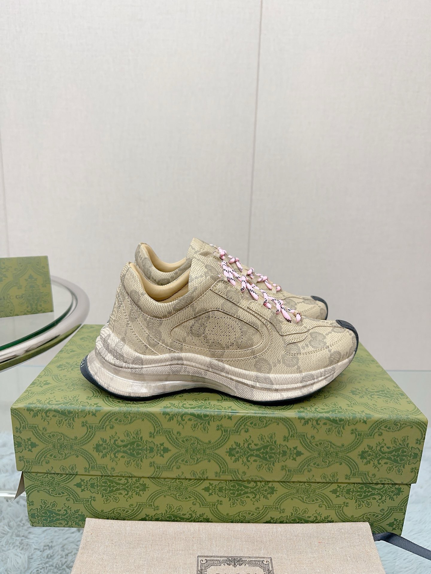 Bagsaaa Gvc*1 Run Gg-logo Leather Trainers In Beige