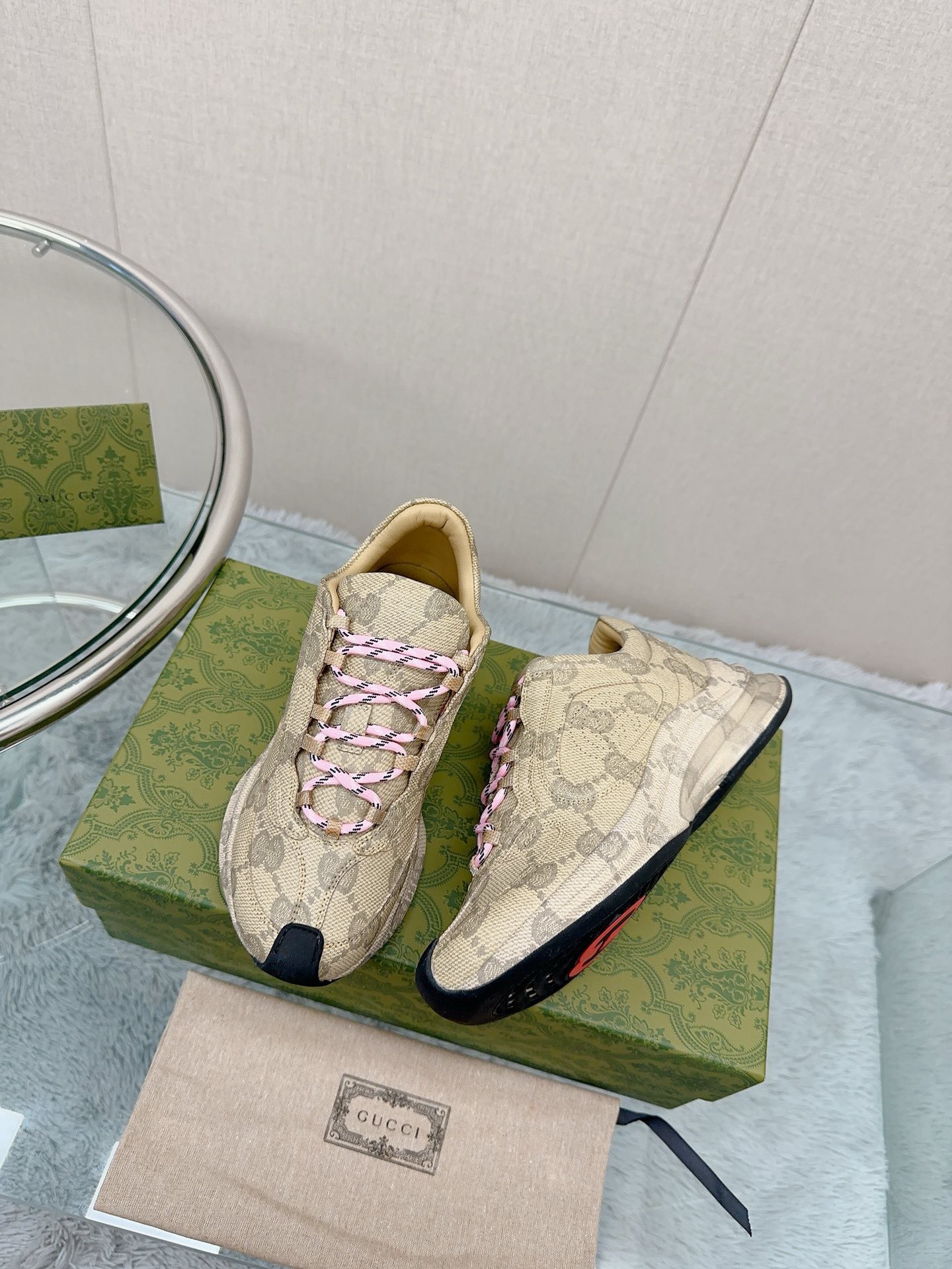 Bagsaaa Gvc*1 Run Gg-logo Leather Trainers In Beige