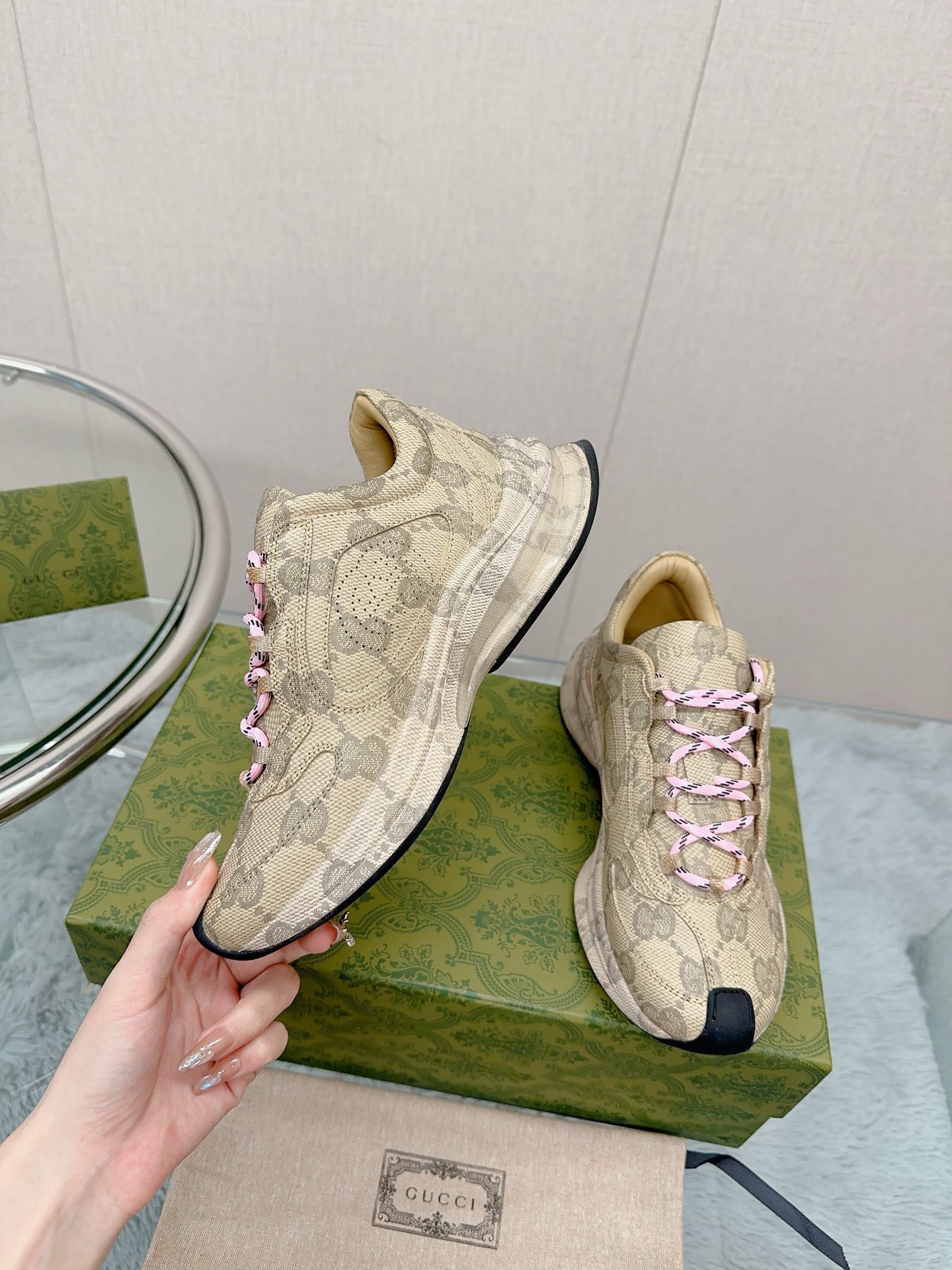 Bagsaaa Gvc*1 Run Gg-logo Leather Trainers In Beige