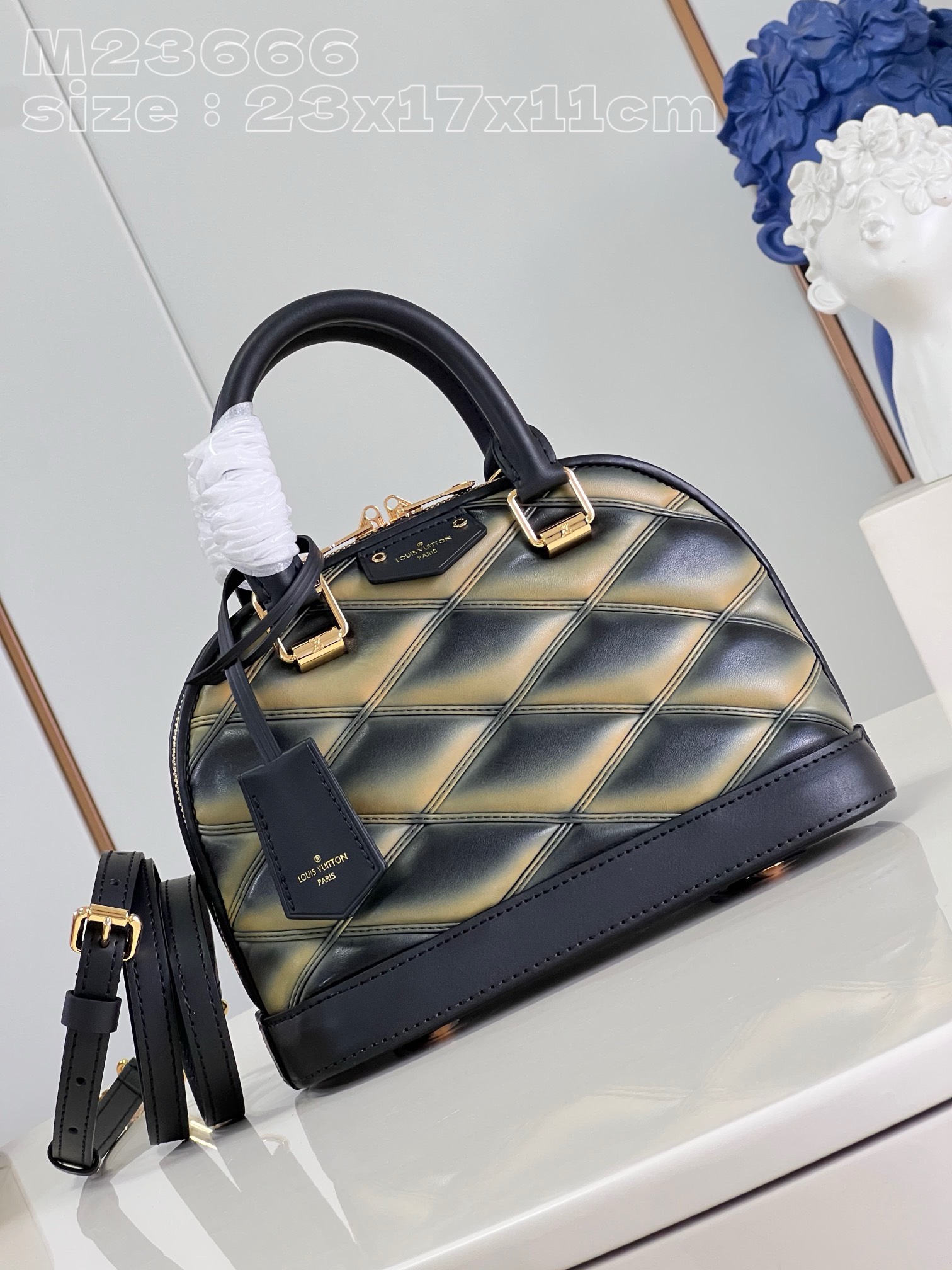 Bagsaaa L0vis Vvtt0n Alma BB Black&Gold In Crisscross lining - 23x17x11cm