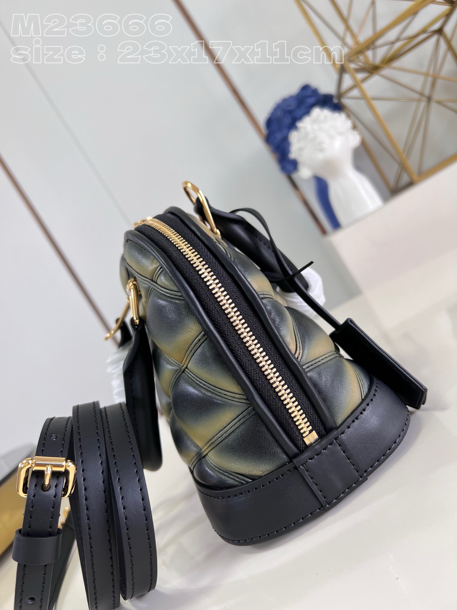 Bagsaaa L0vis Vvtt0n Alma BB Black&Gold In Crisscross lining - 23x17x11cm