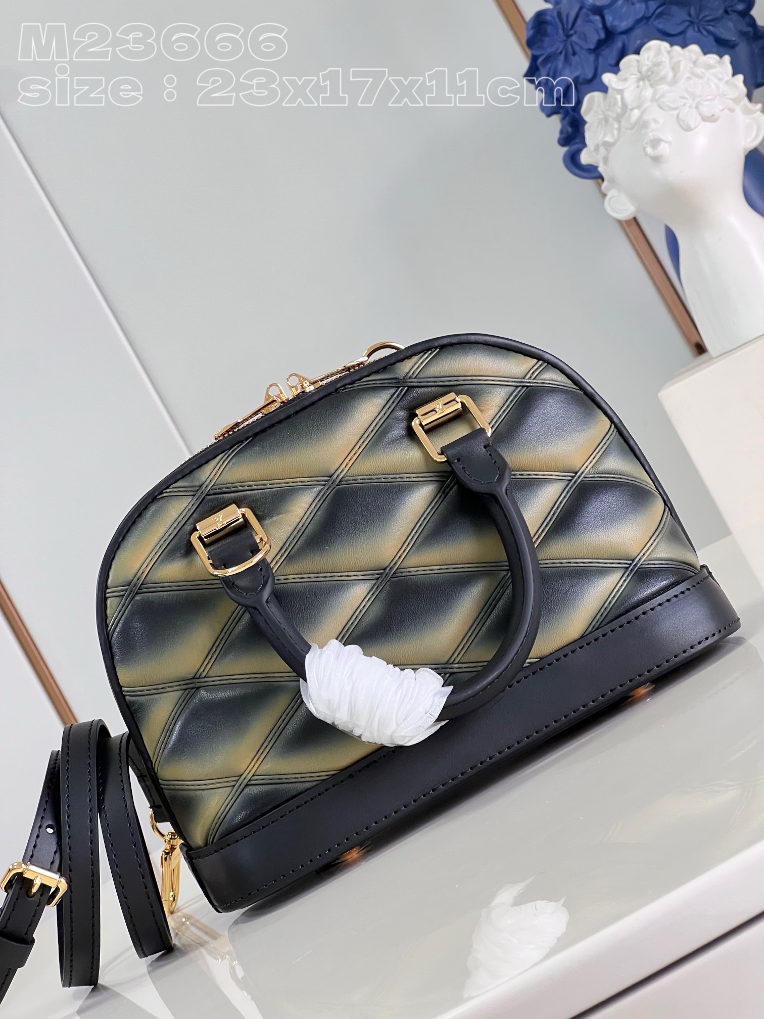 Bagsaaa L0vis Vvtt0n Alma BB Black&Gold In Crisscross lining - 23x17x11cm