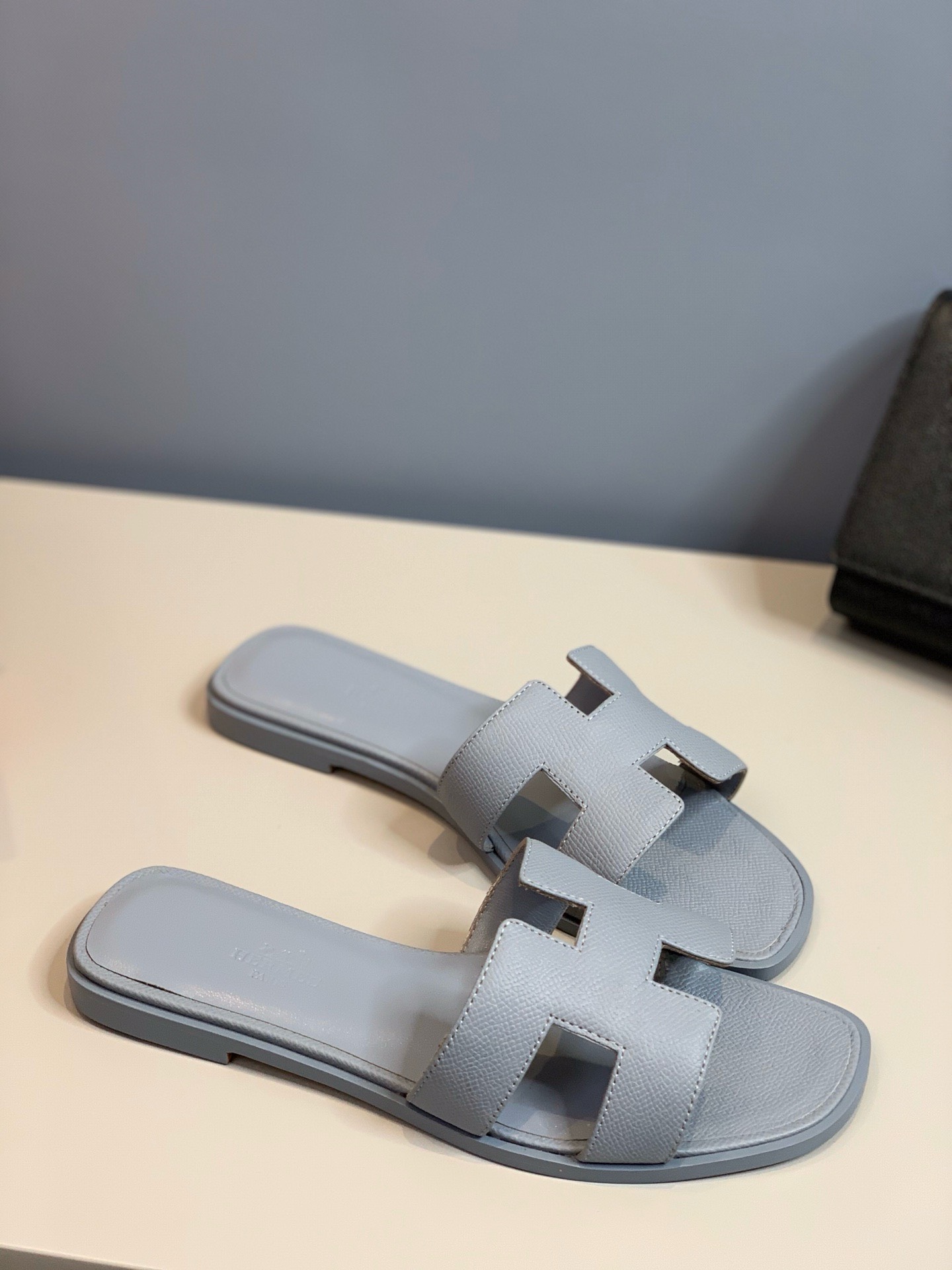 Bagsaaa H**me5 Oran Blue Slides