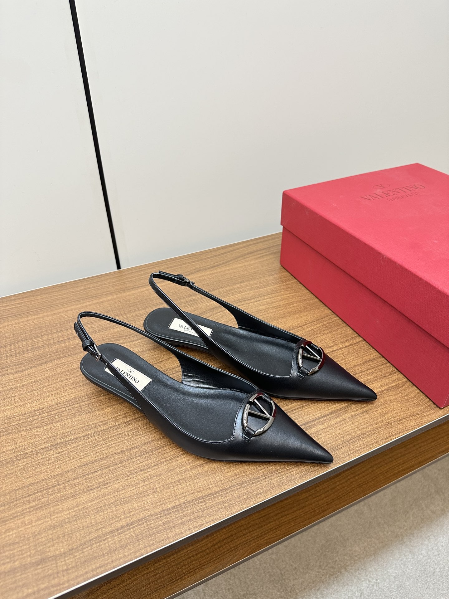 Bagsaaa Va1e*ntin0 Vlogo Heels In Black Leather