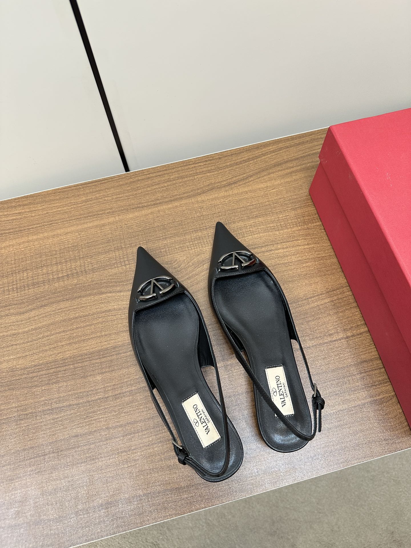Bagsaaa Va1e*ntin0 Vlogo Heels In Black Leather