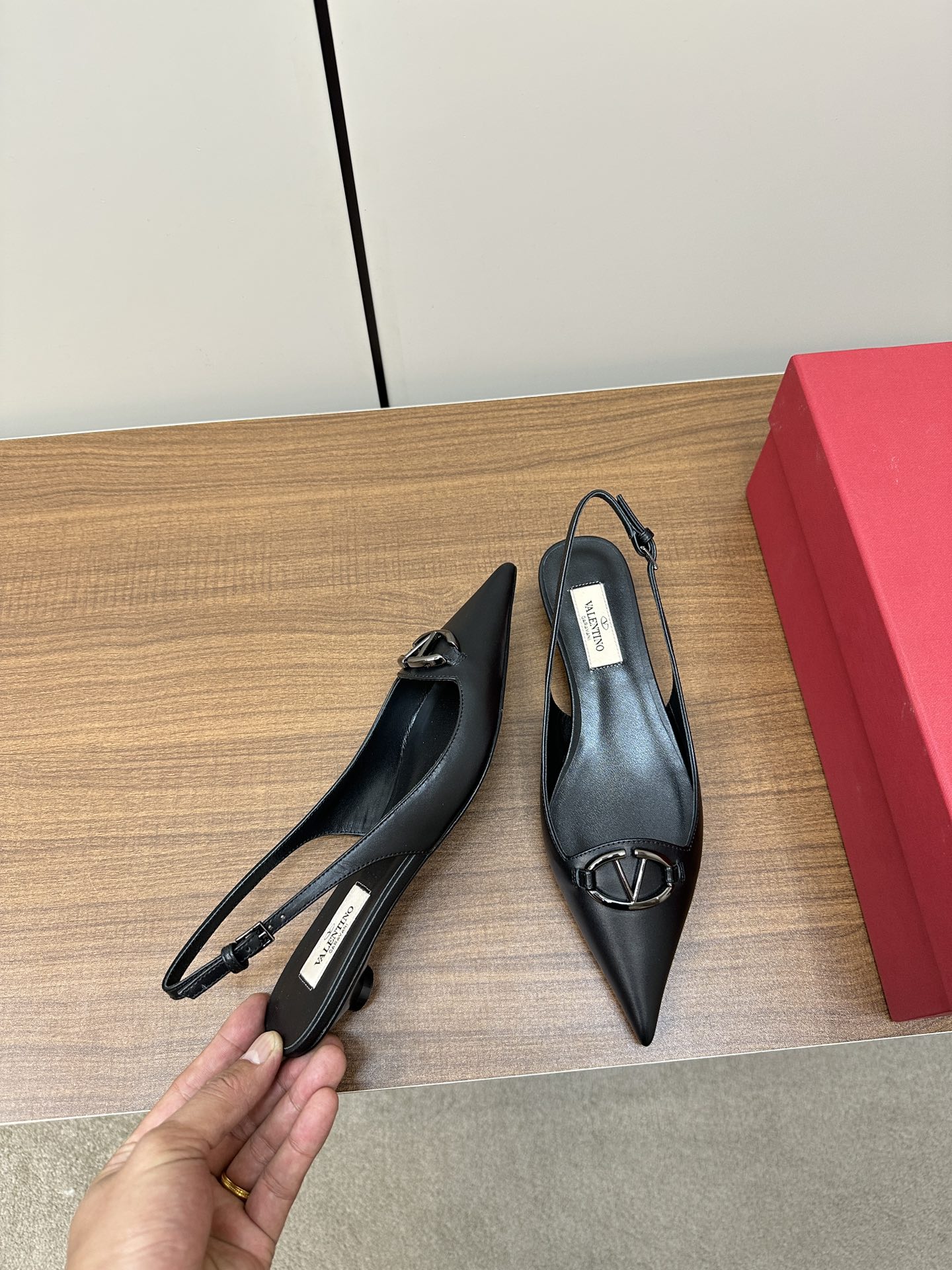 Bagsaaa Va1e*ntin0 Vlogo Heels In Black Leather