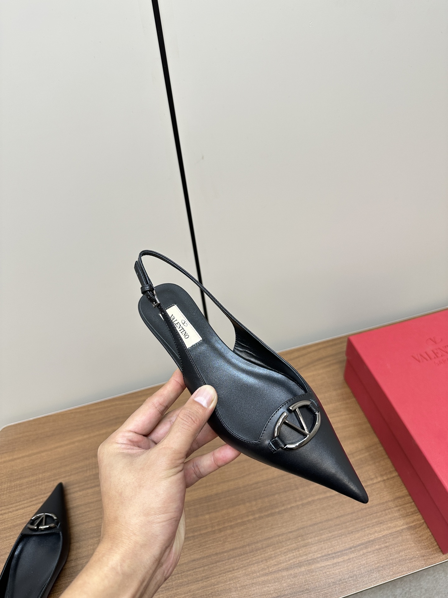 Bagsaaa Va1e*ntin0 Vlogo Heels In Black Leather