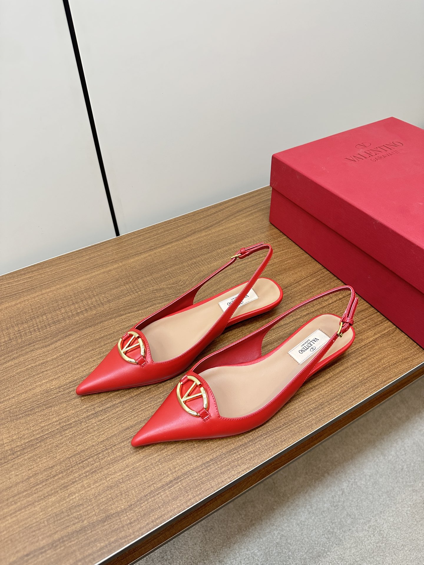 Bagsaaa Va1e*ntin0 Vlogo Heels In Red Leather