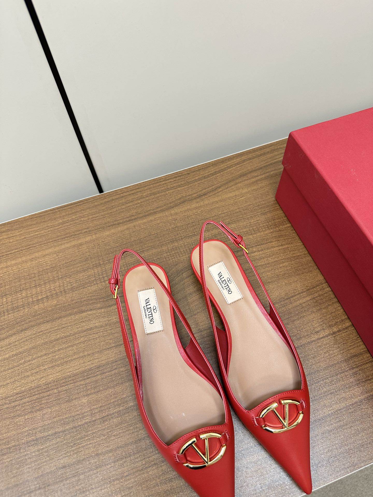 Bagsaaa Va1e*ntin0 Vlogo Heels In Red Leather