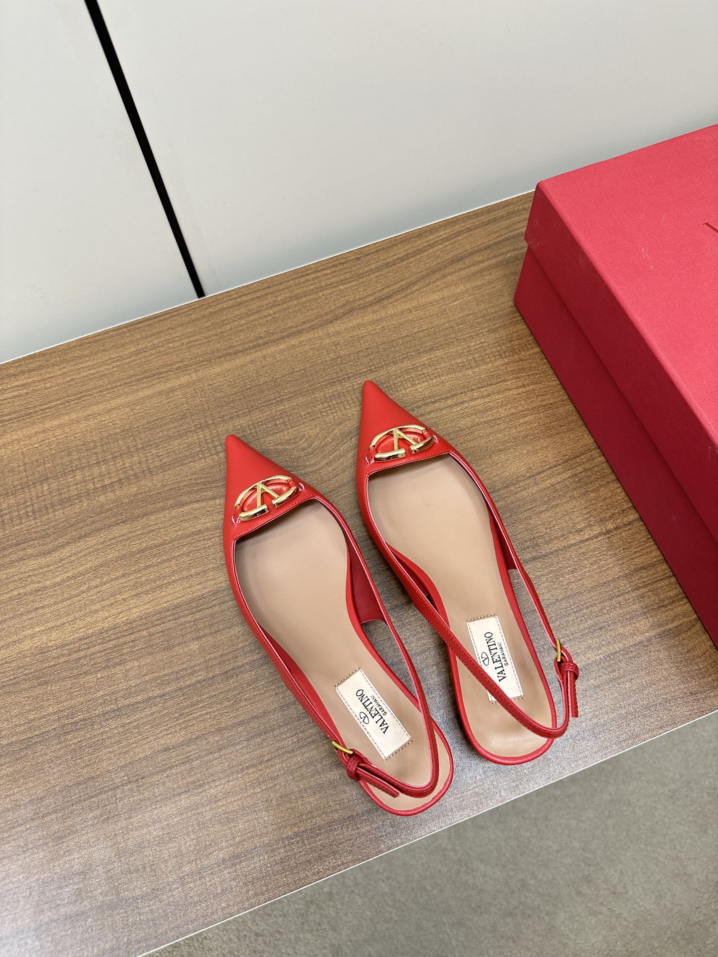 Bagsaaa Va1e*ntin0 Vlogo Heels In Red Leather