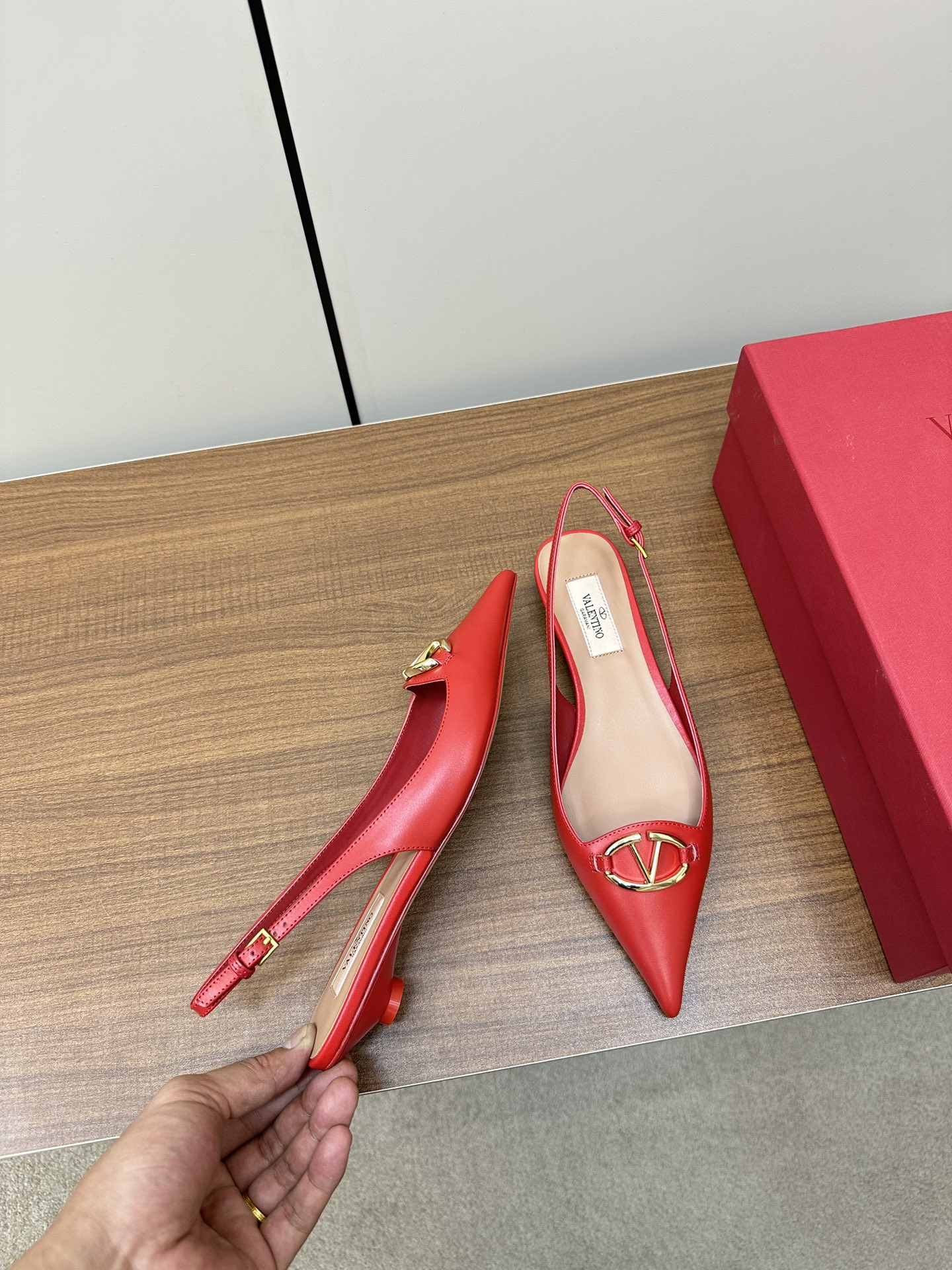 Bagsaaa Va1e*ntin0 Vlogo Heels In Red Leather