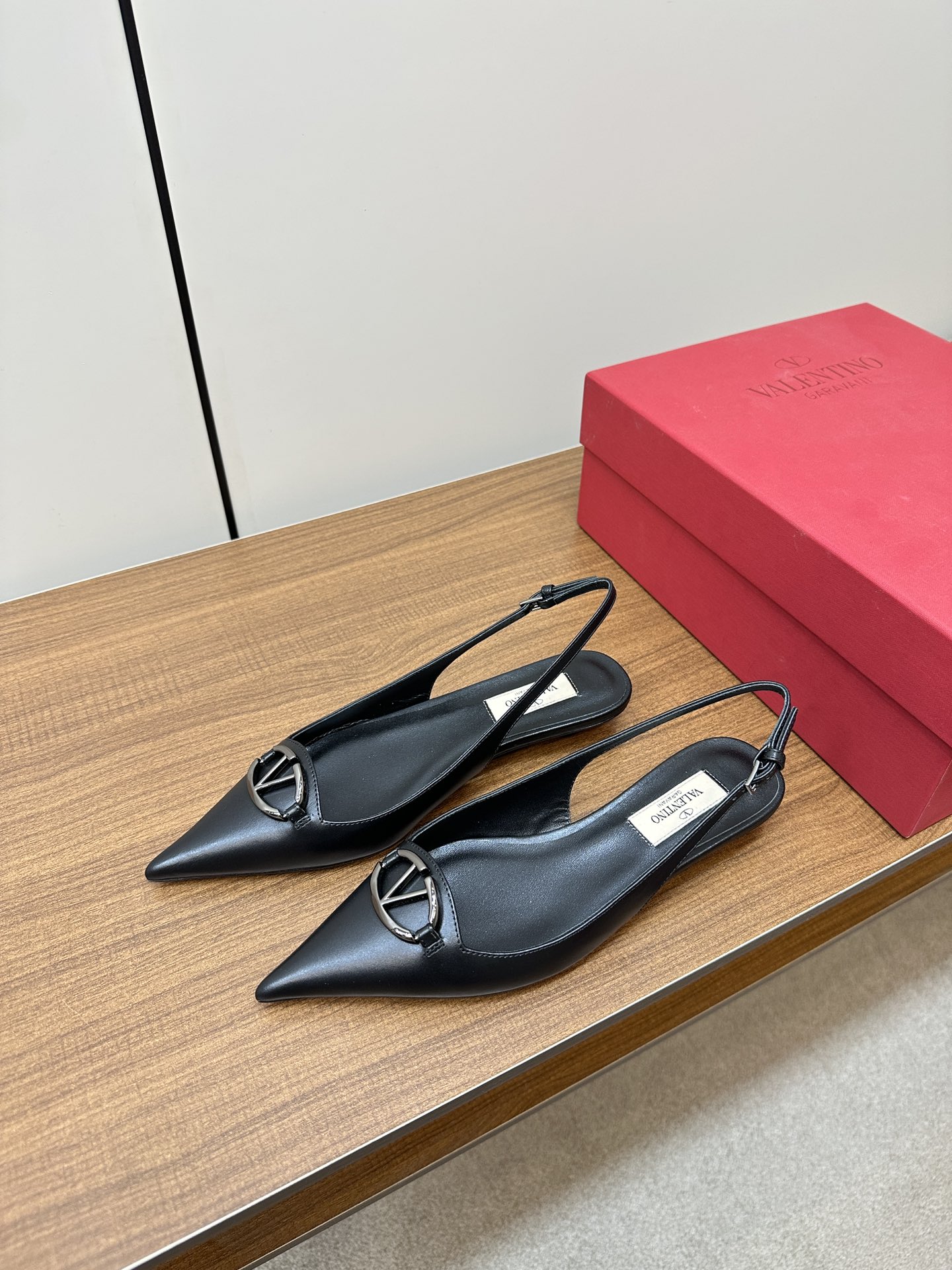 Bagsaaa Va1e*ntin0 Vlogo Heels In Black Leather