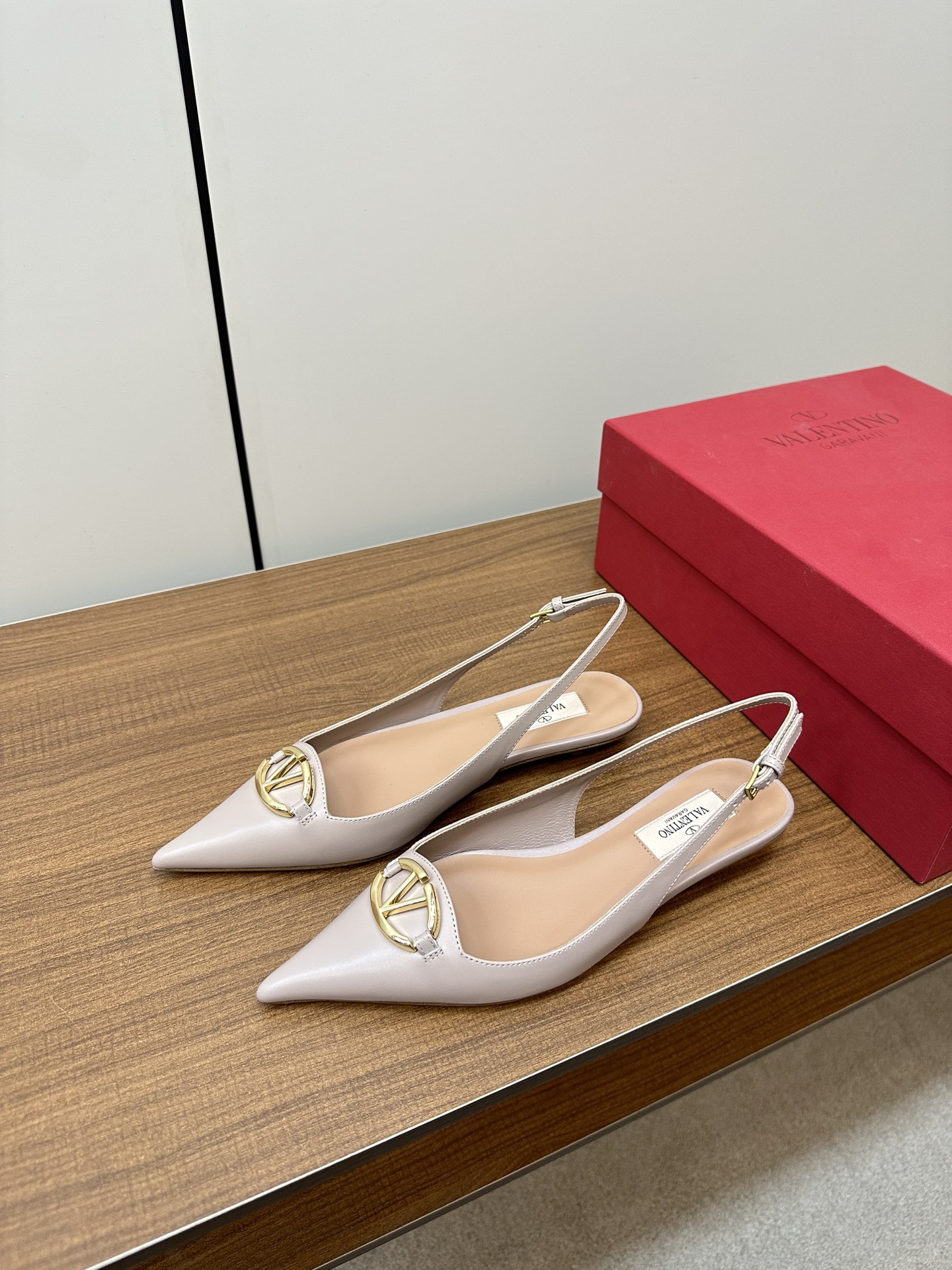 Bagsaaa Va1e*ntin0 Vlogo Heels In Nude Leather