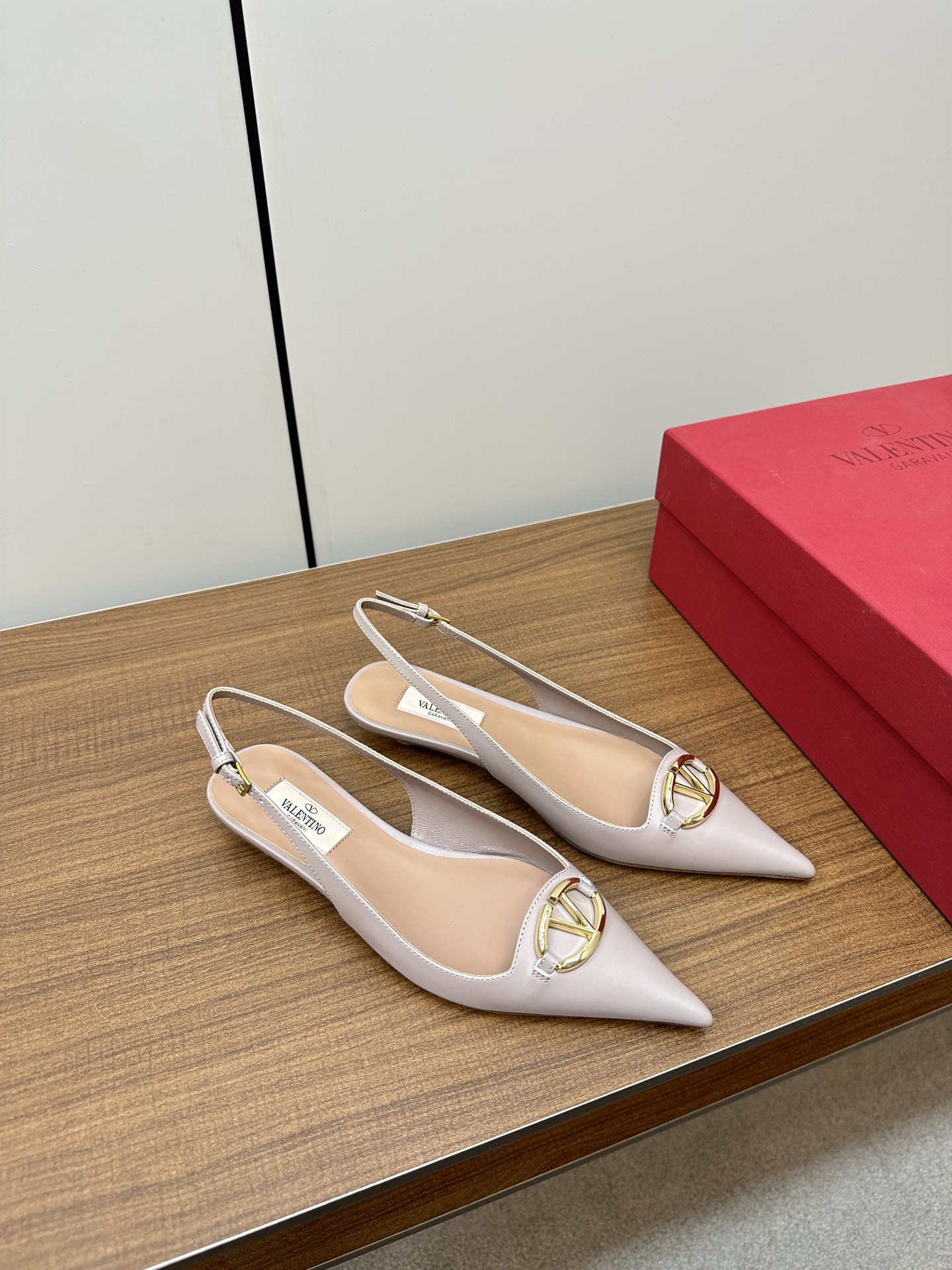 Bagsaaa Va1e*ntin0 Vlogo Heels In Nude Leather