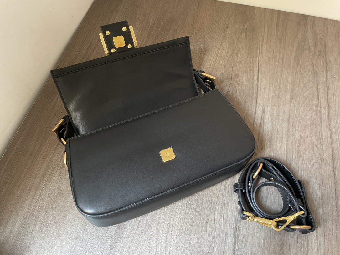 Bagsaaa F**di Baguette in Black 27*6*15cm