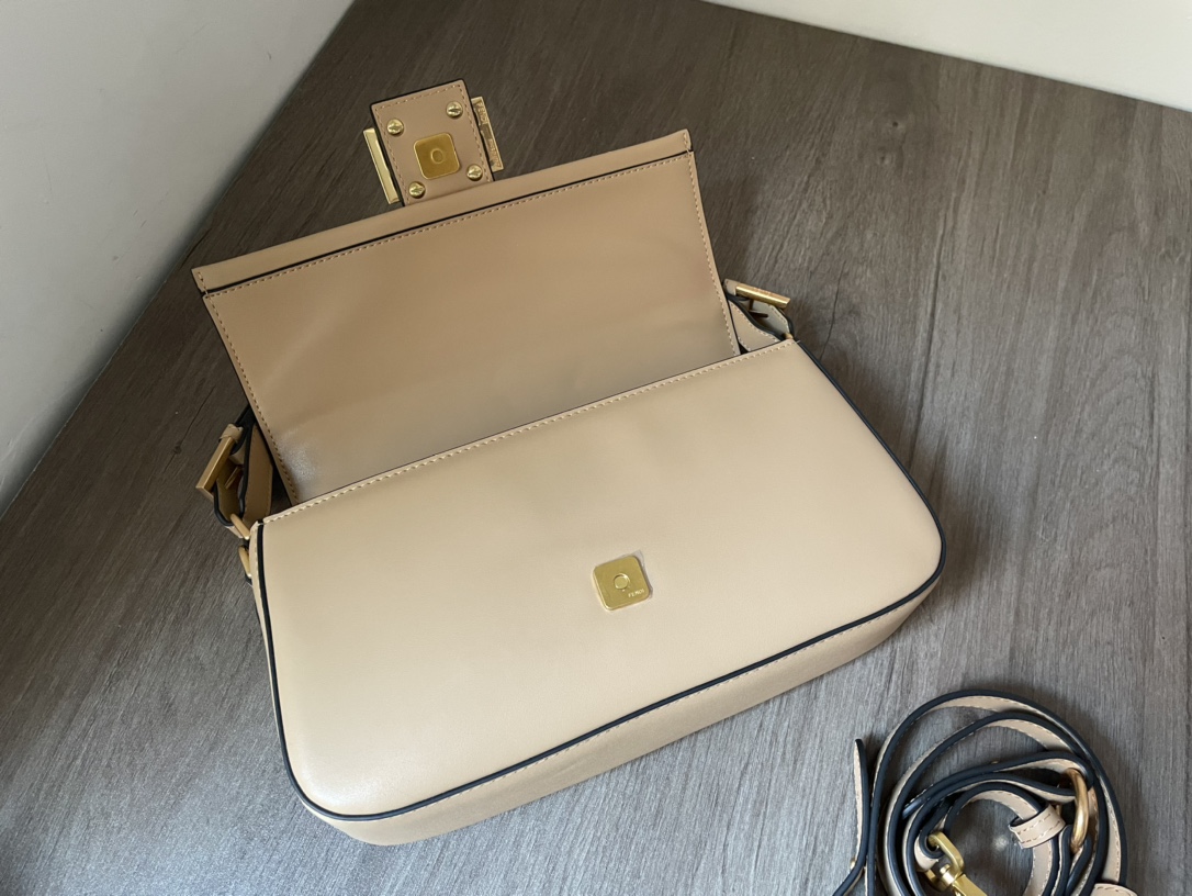 Bagsaaa F**di Baguette in Beige 27*6*15cm