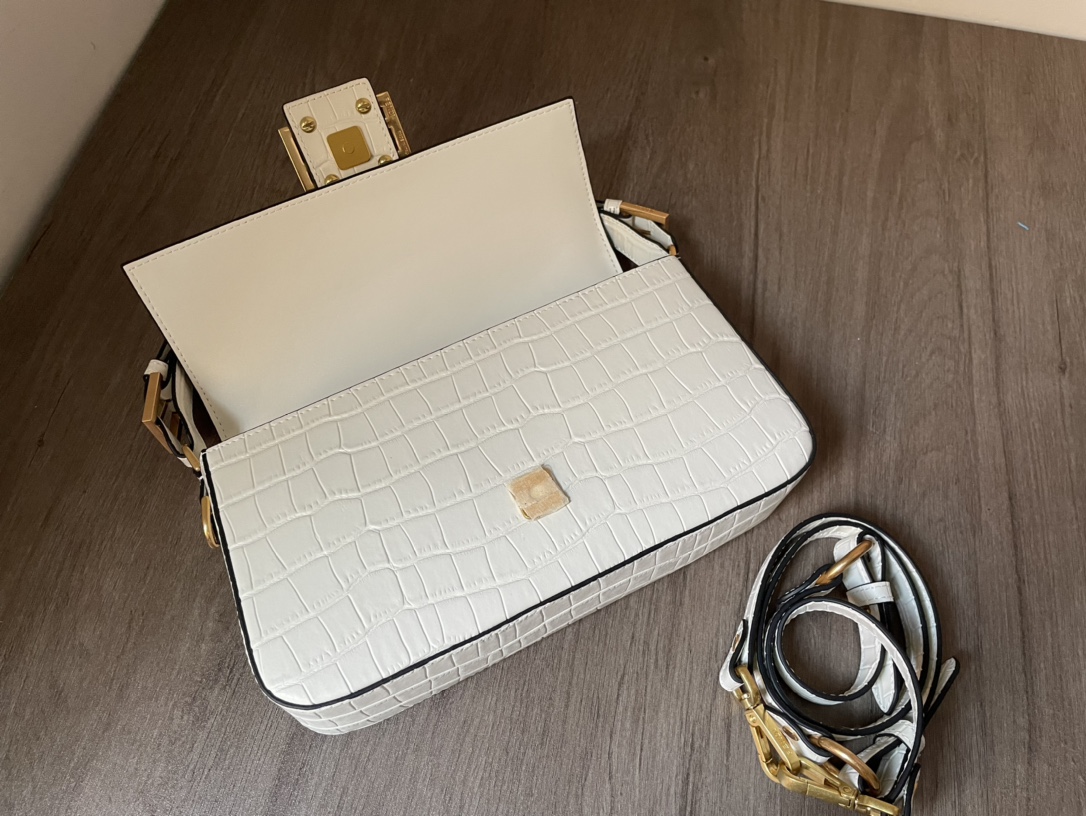 Bagsaaa F**di Baguette in white crocodile leather 27*6*15cm