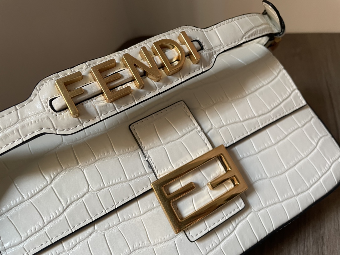 Bagsaaa F**di Baguette in white crocodile leather 27*6*15cm