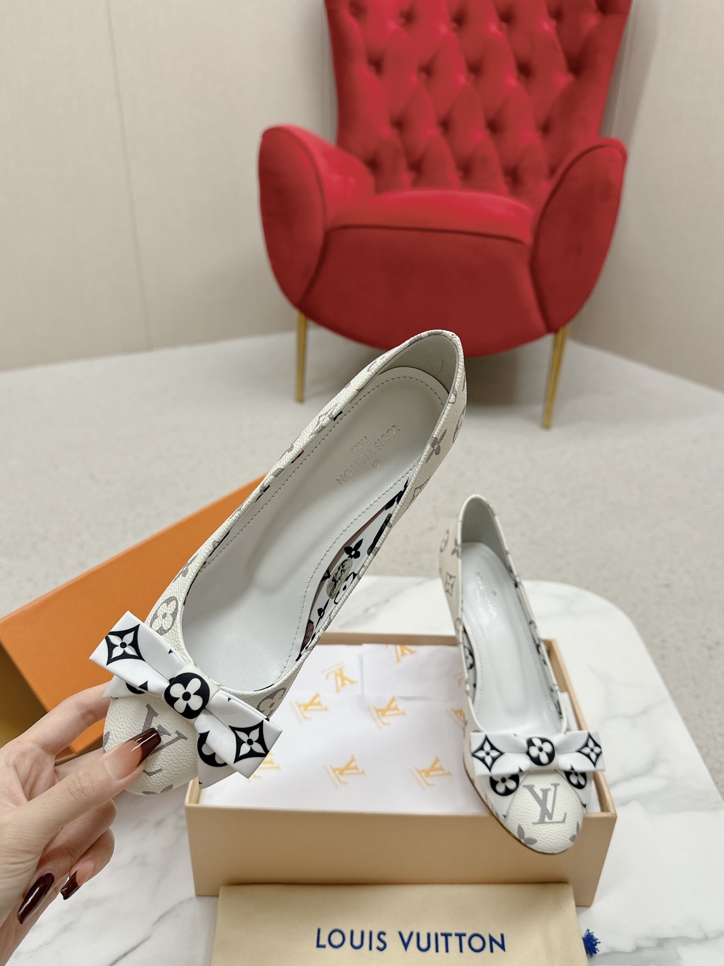 Bagsaaa L0vis Vvtt0n Monogram Canvas L0vise Bow Round Pumps White