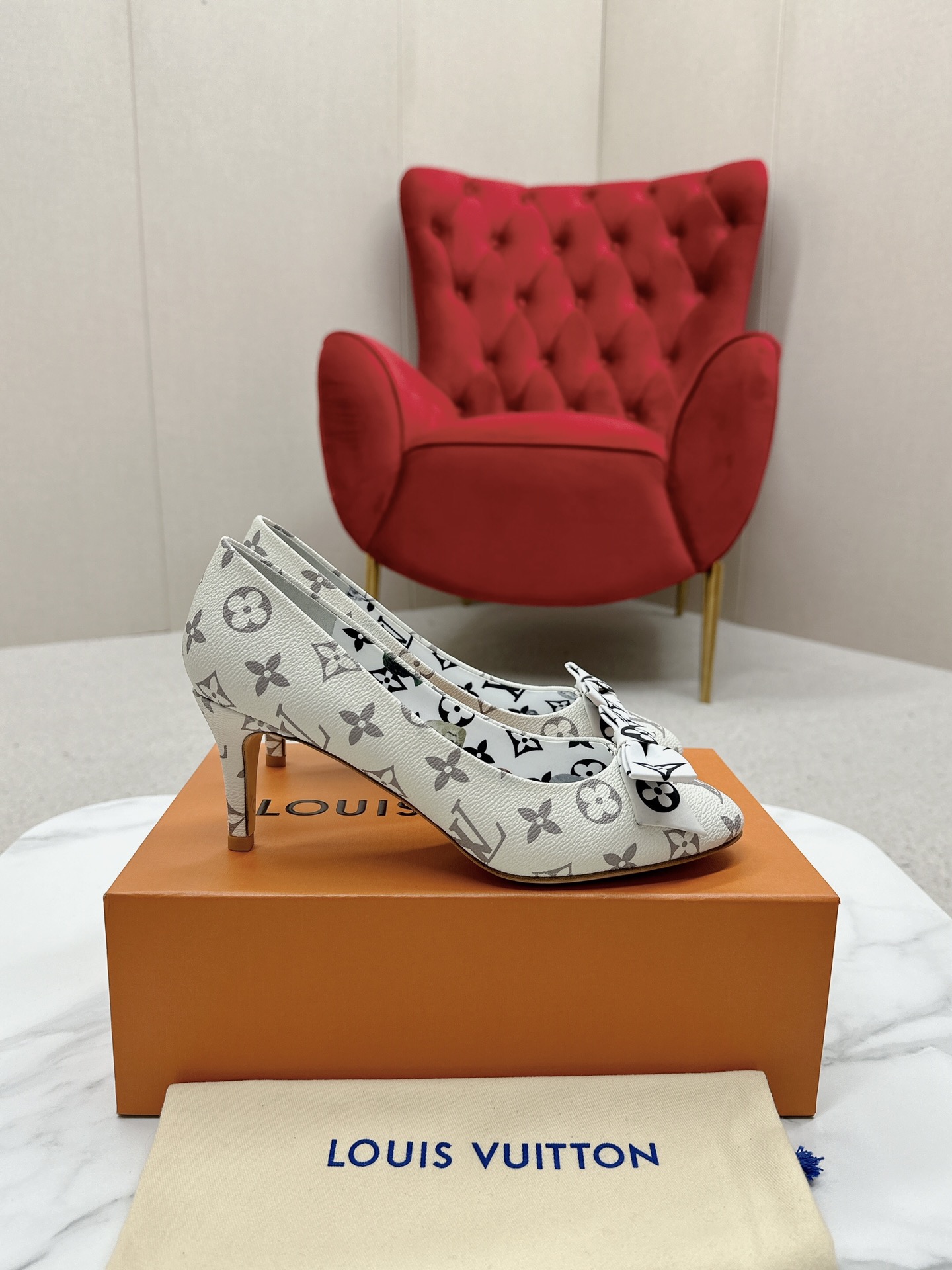 Bagsaaa L0vis Vvtt0n Monogram Canvas L0vise Bow Round Pumps White