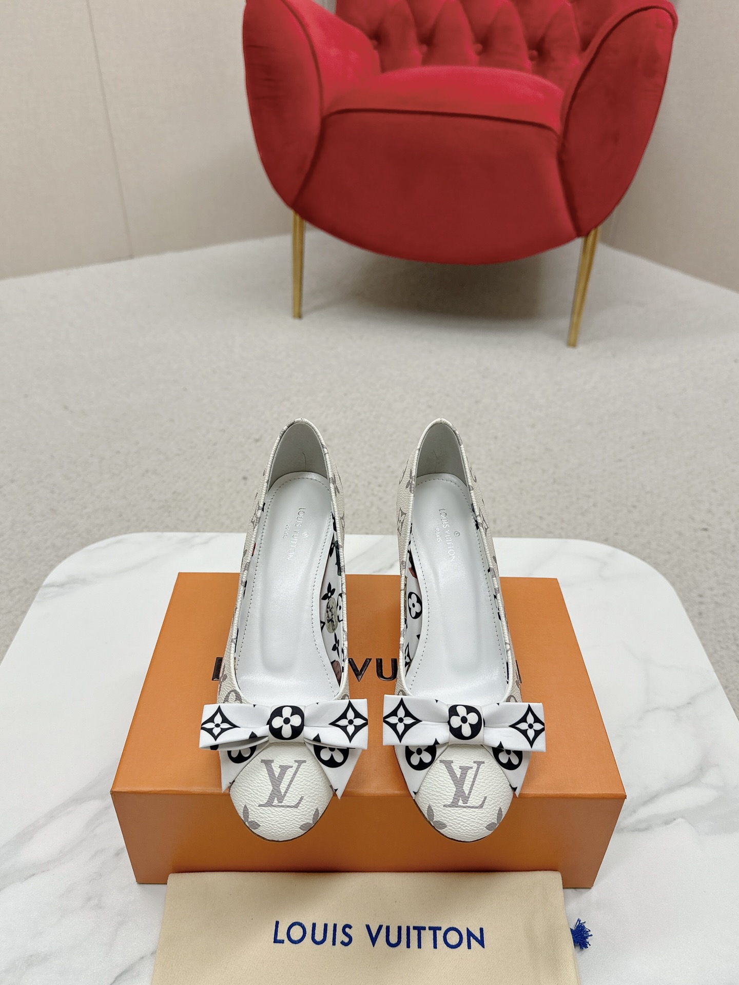 Bagsaaa L0vis Vvtt0n Monogram Canvas L0vise Bow Round Pumps White