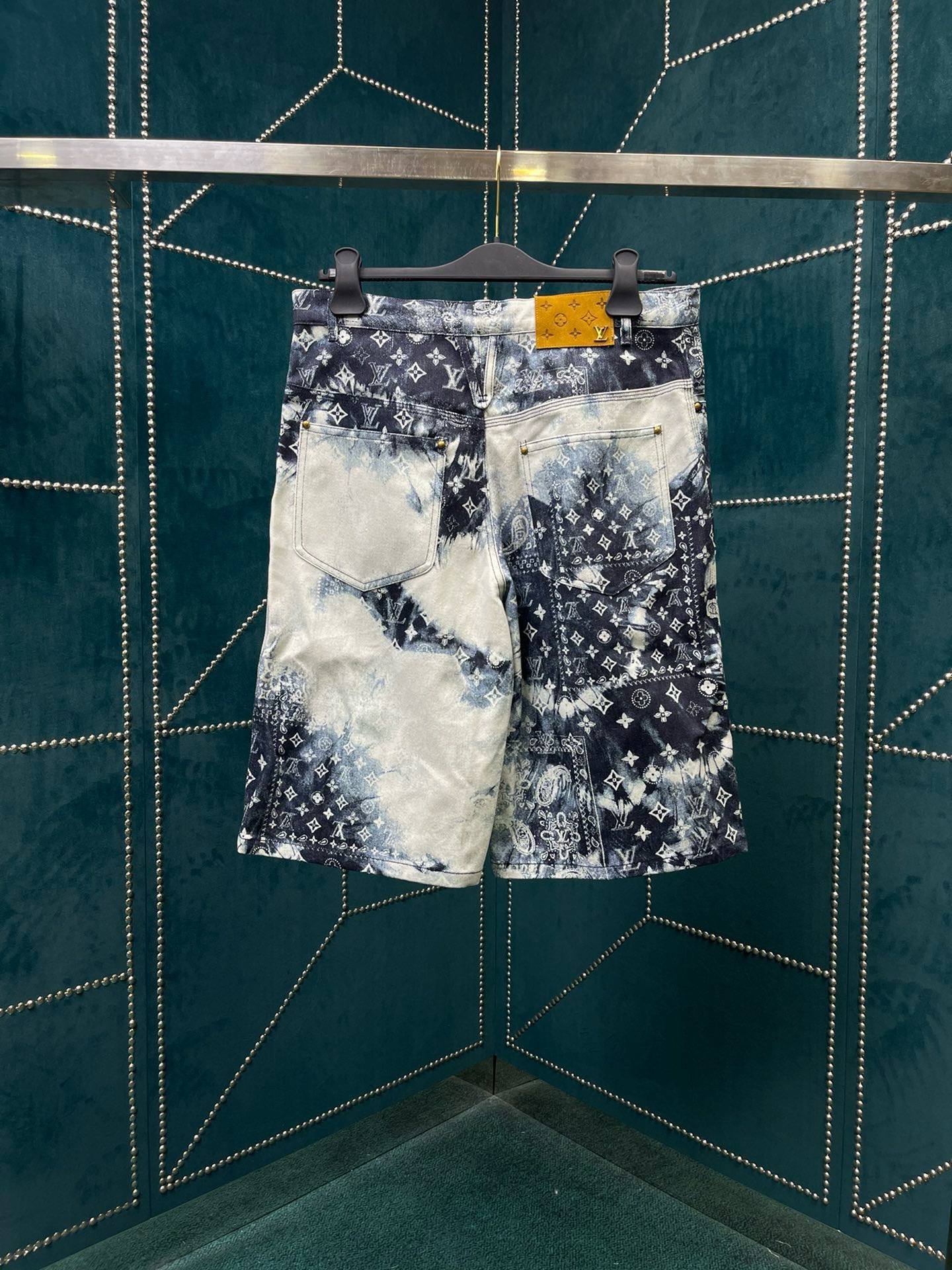 Bagsaaa L0vis Vvtt0n Monogram Bandana Short-Sleeved Denim Short