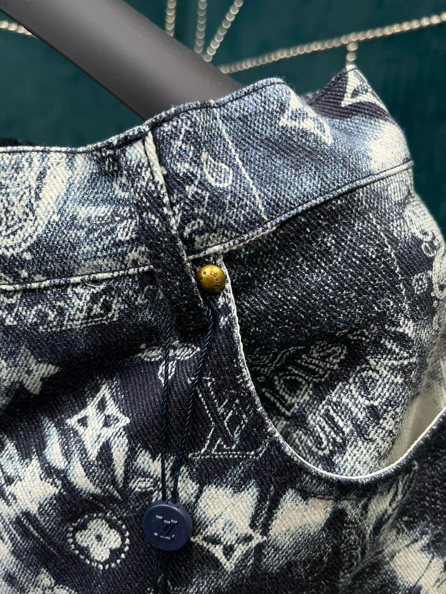 Bagsaaa L0vis Vvtt0n Monogram Bandana Short-Sleeved Denim Short