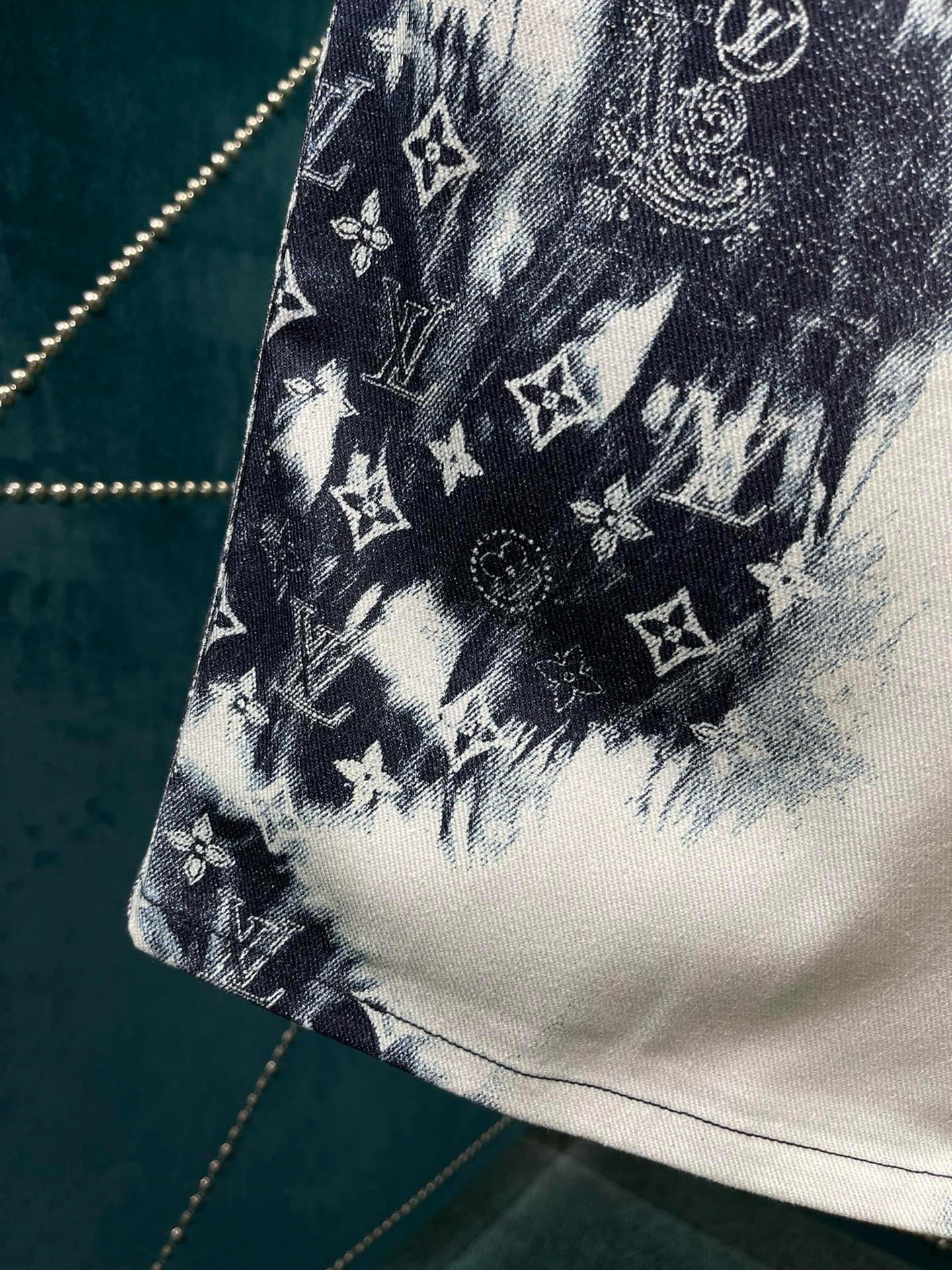 Bagsaaa L0vis Vvtt0n Monogram Bandana Short-Sleeved Denim Short