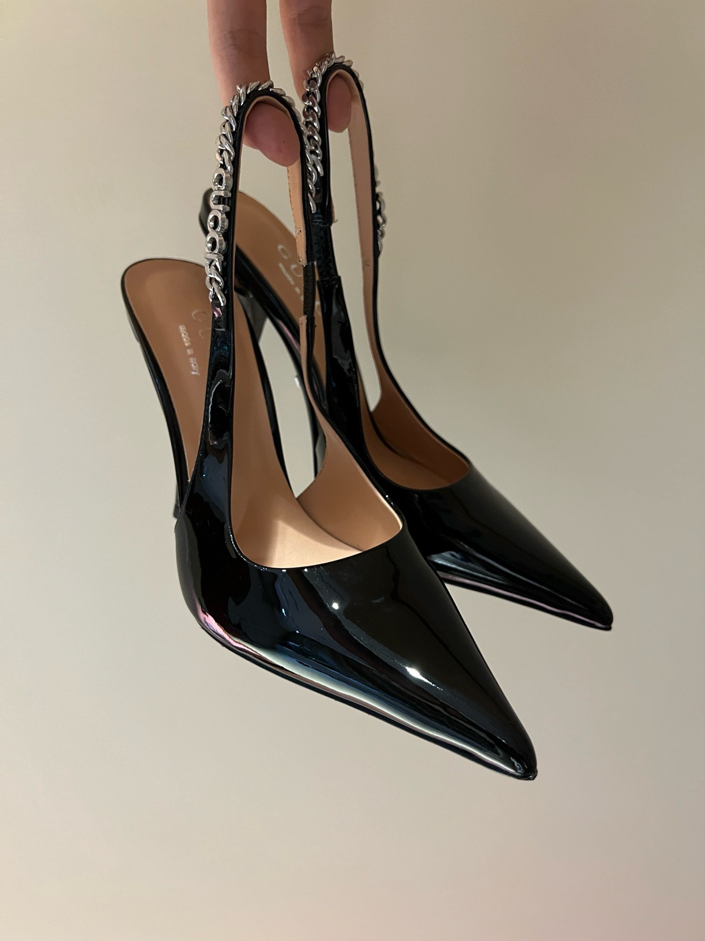 Bagsaaa Gvc*1 Pump In Black Patent 