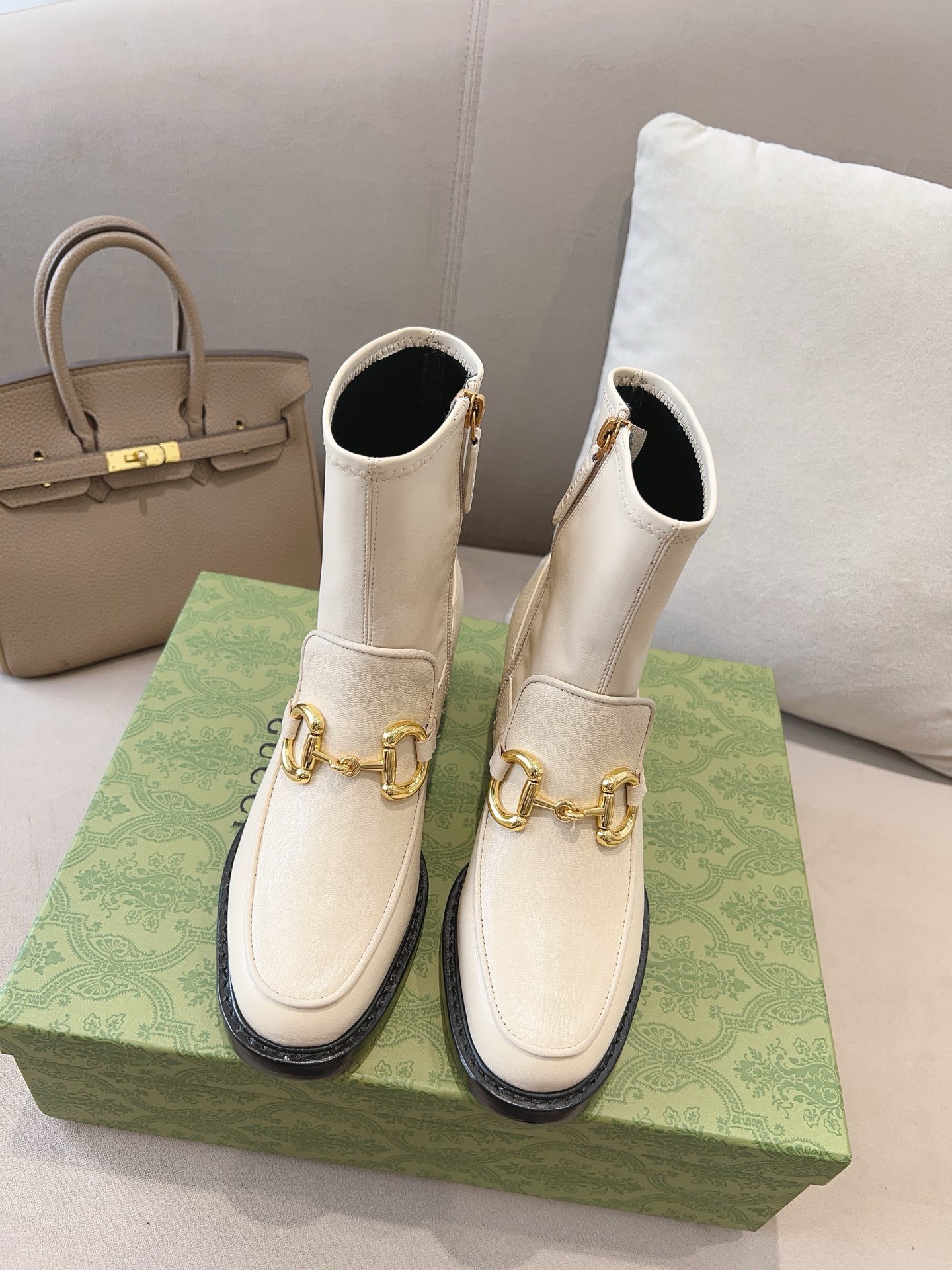 Bagsaaa Gvc*1 Horsebit Plaque Ankle Boots White 