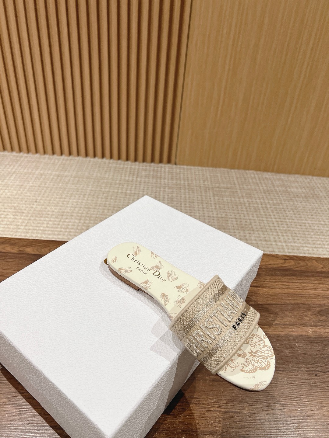D10r Dway Slide White and Gold-Tone Gradient Butterflies Embroidered Cotton with Metallic Thread