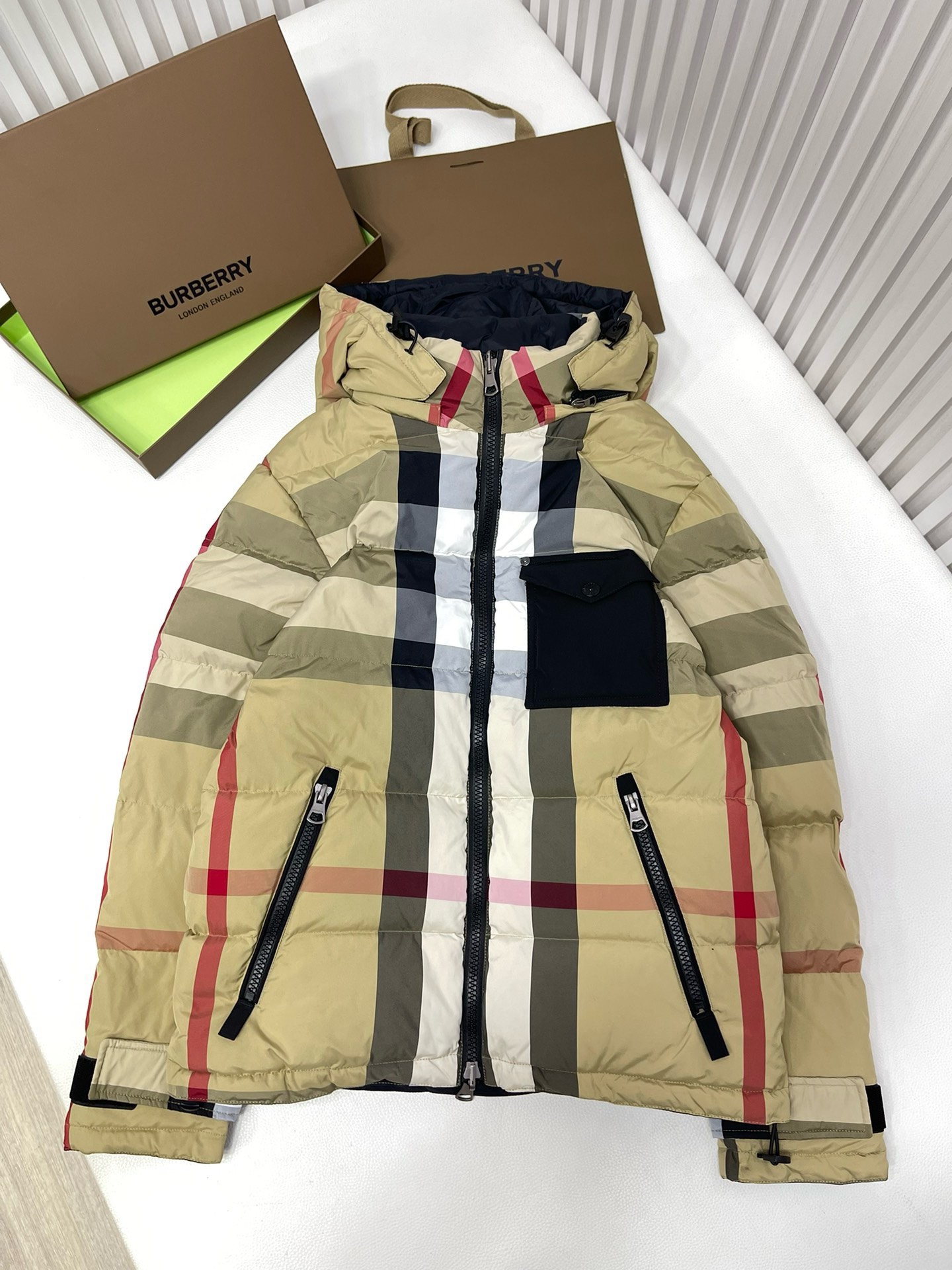 Bagsaaa Bv*b*rry Down Jacket With Classic Pattern