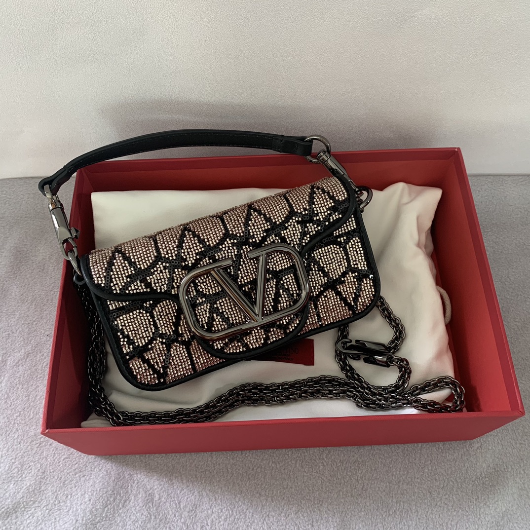Bagsaaa Va1e*ntin0 Loco VLogo embellished tote bag in black - 19*10.5*5cm