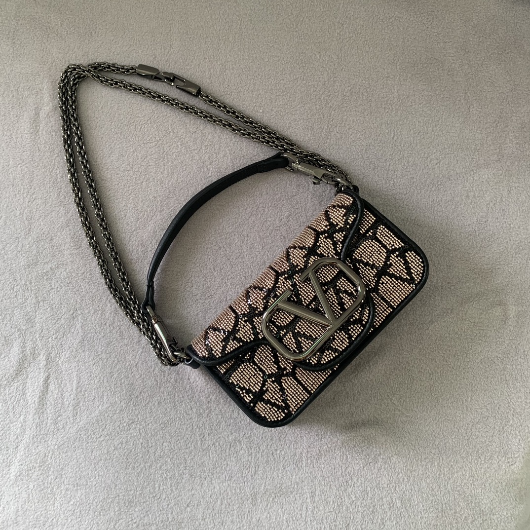 Bagsaaa Va1e*ntin0 Loco VLogo embellished tote bag in black - 19*10.5*5cm