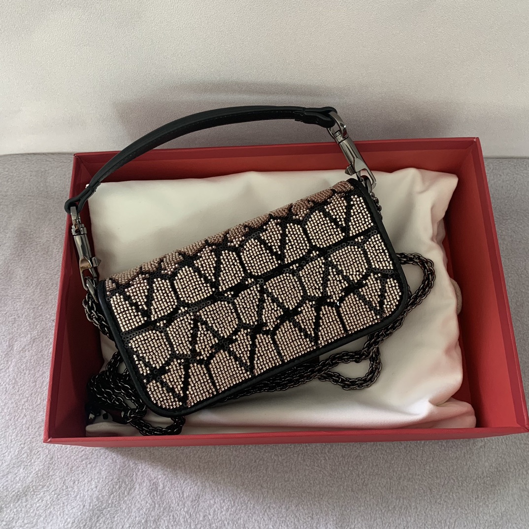 Bagsaaa Va1e*ntin0 Loco VLogo embellished tote bag in black - 19*10.5*5cm