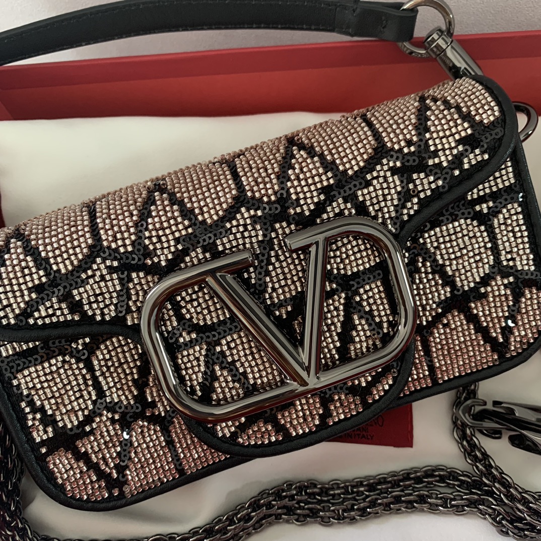 Bagsaaa Va1e*ntin0 Loco VLogo embellished tote bag in black - 19*10.5*5cm