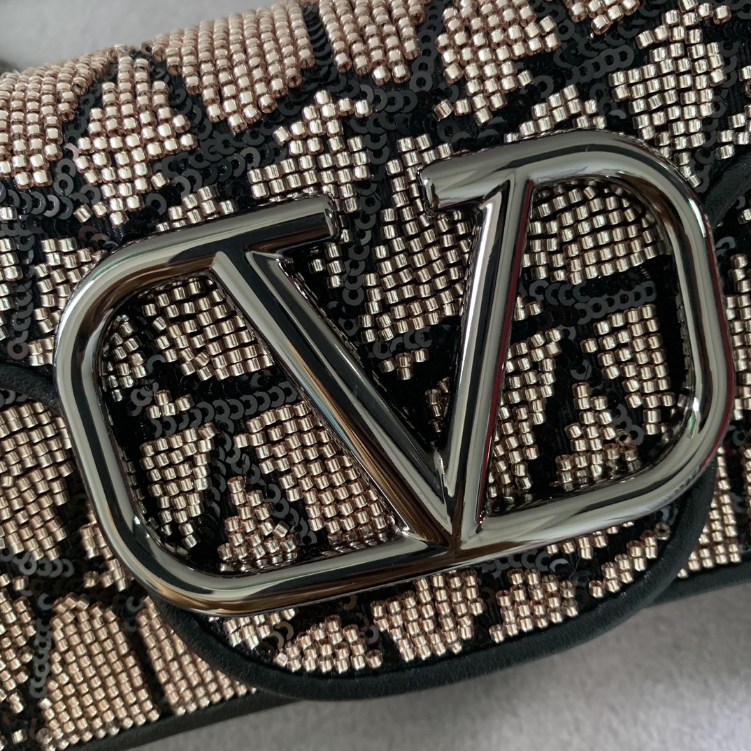 Bagsaaa Va1e*ntin0 Loco VLogo embellished tote bag in black - 19*10.5*5cm