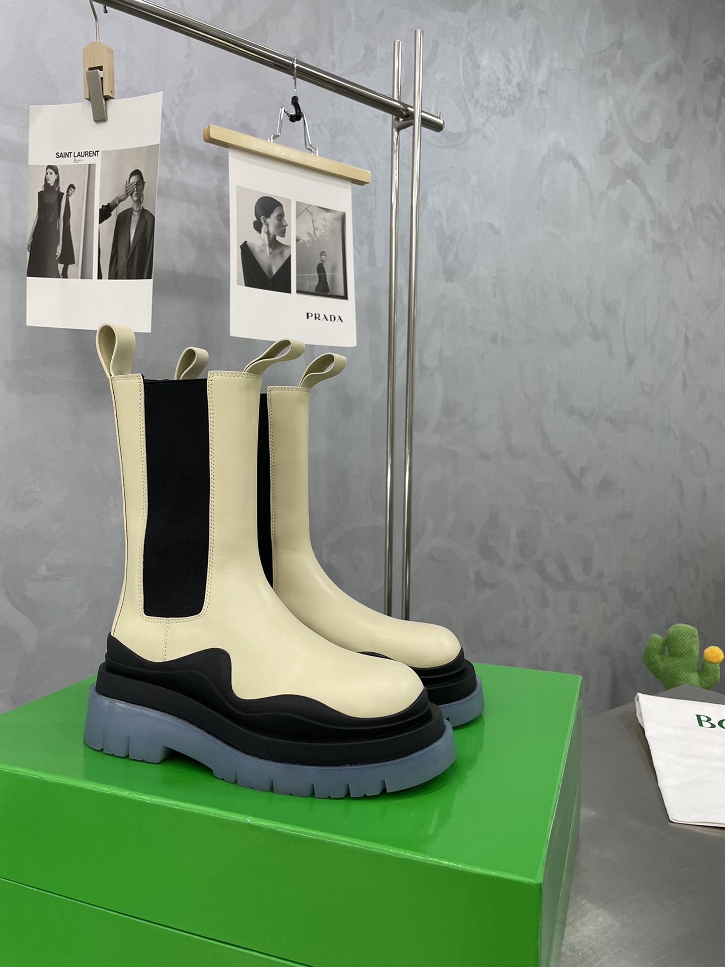 Bagsaaa B0tt*ga Ven*ta Tire Leather Chelsea Boots Beige and Grey