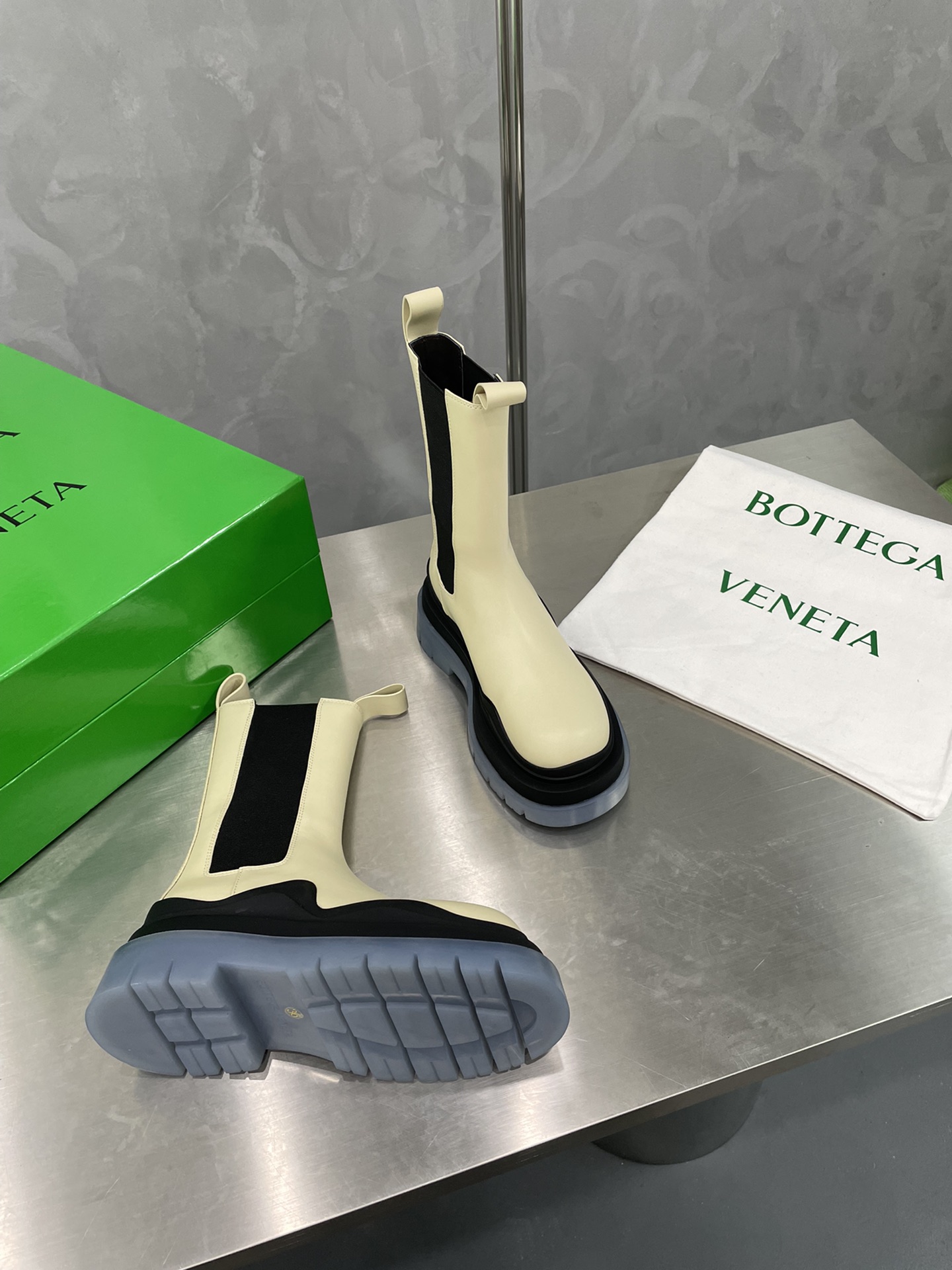 Bagsaaa B0tt*ga Ven*ta Tire Leather Chelsea Boots Beige and Grey