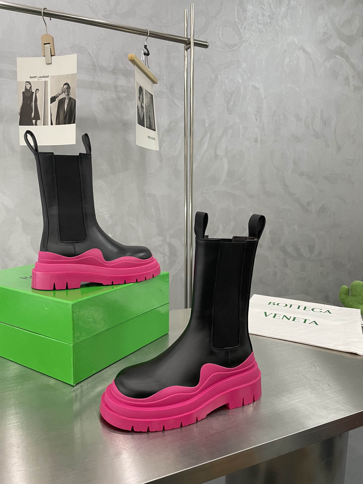 Bagsaaa B0tt*ga Ven*ta Tire Leather Chelsea Boots Black and Pink