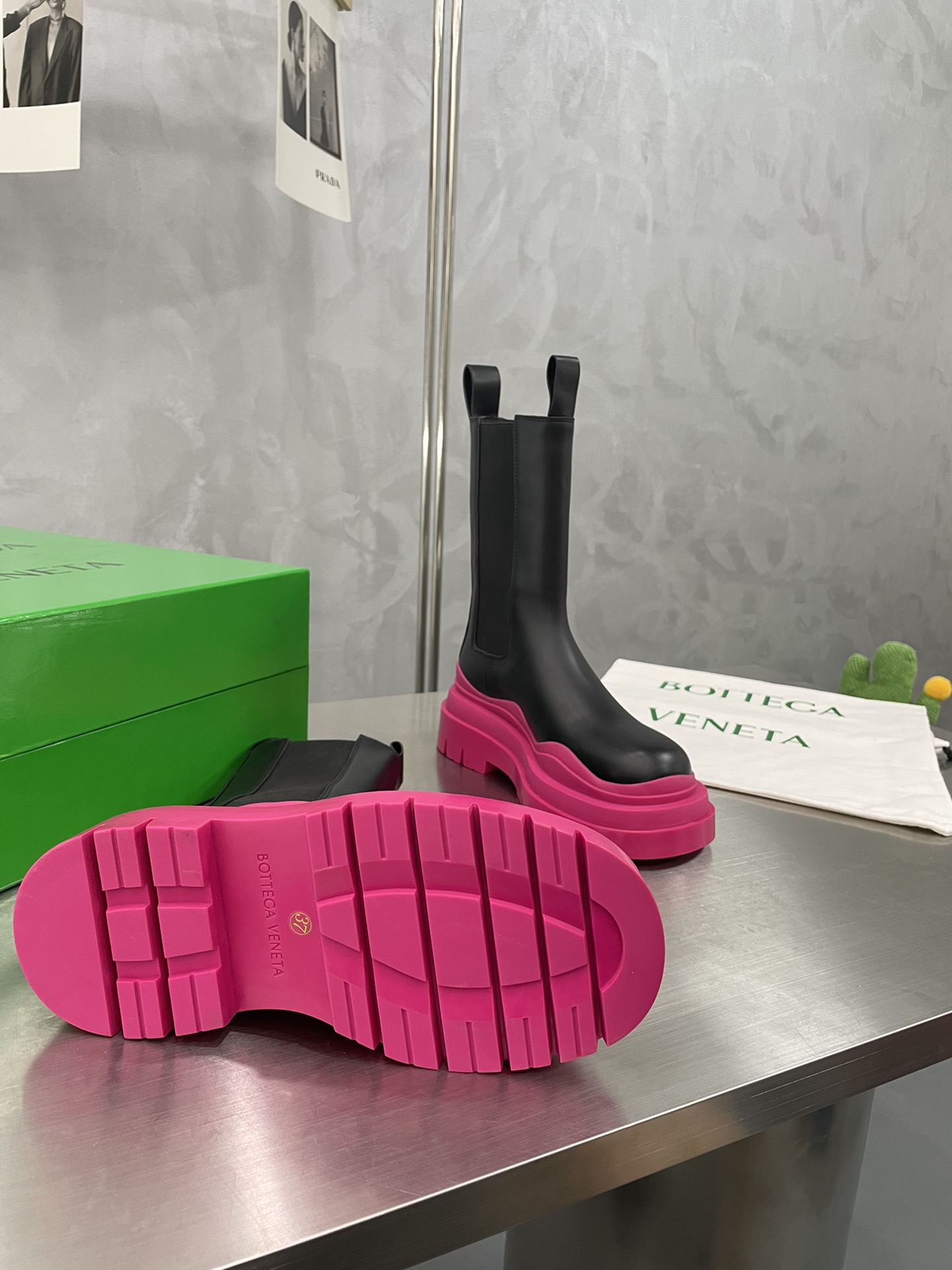 Bagsaaa B0tt*ga Ven*ta Tire Leather Chelsea Boots Black and Pink