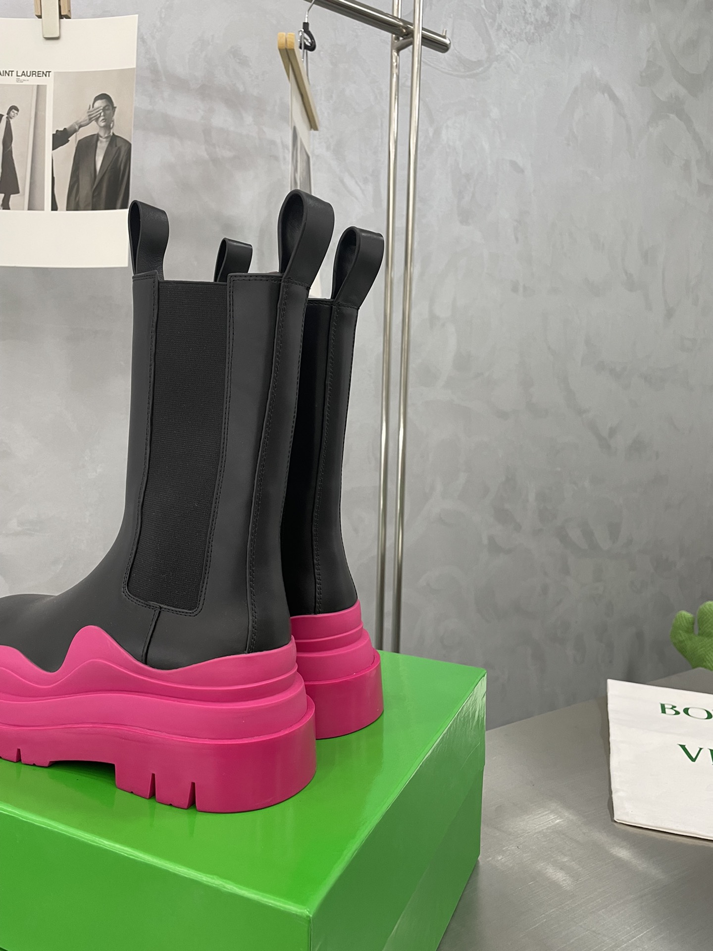 Bagsaaa B0tt*ga Ven*ta Tire Leather Chelsea Boots Black and Pink